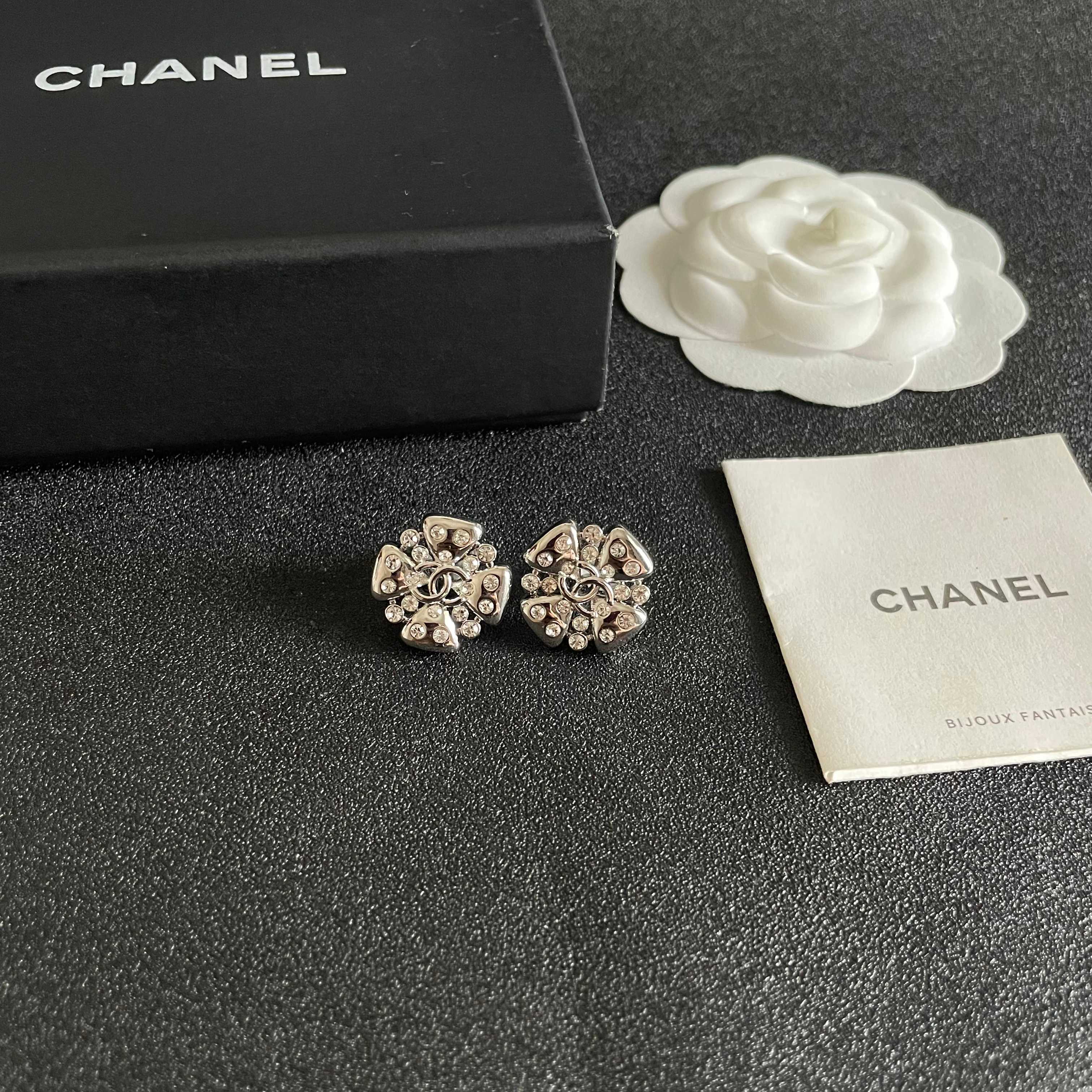 Chanel香奈儿 中古 耳钉👀小香家的款式真心无需多介绍😘🎶每一款都超好看，精致大方，非常显气质