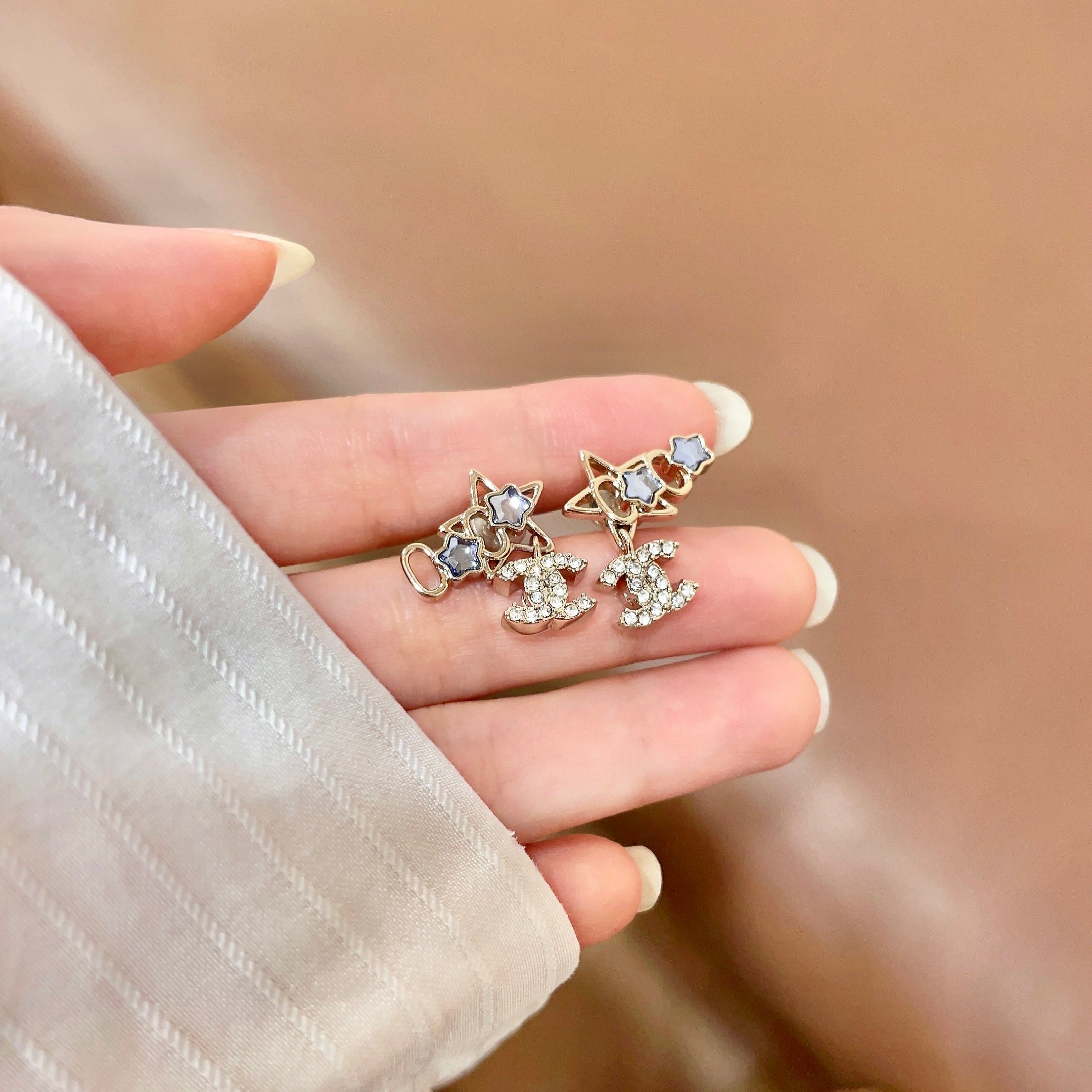 Chanel香奈儿 中古 耳钉👀小香家的款式真心无需多介绍😘🎶每一款都超好看，精致大方，非常显气质