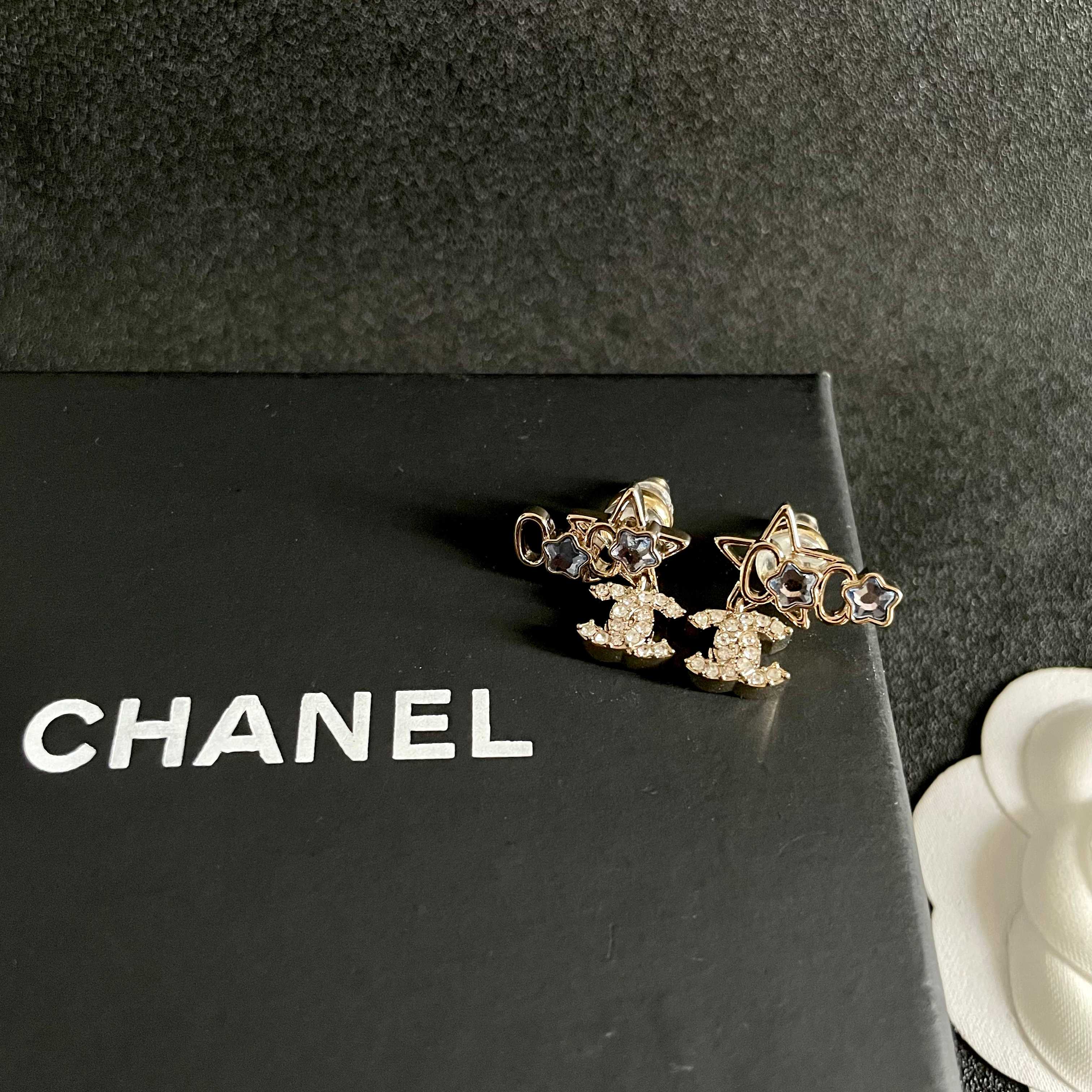 Chanel香奈儿 中古 耳钉👀小香家的款式真心无需多介绍😘🎶每一款都超好看，精致大方，非常显气质
