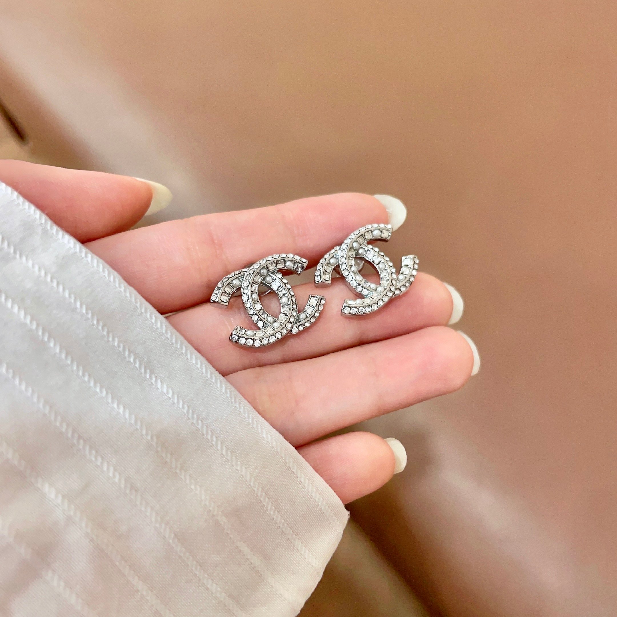 Chanel香奈儿 中古 耳钉👀小香家的款式真心无需多介绍😘🎶每一款都超好看，精致大方，非常显气质