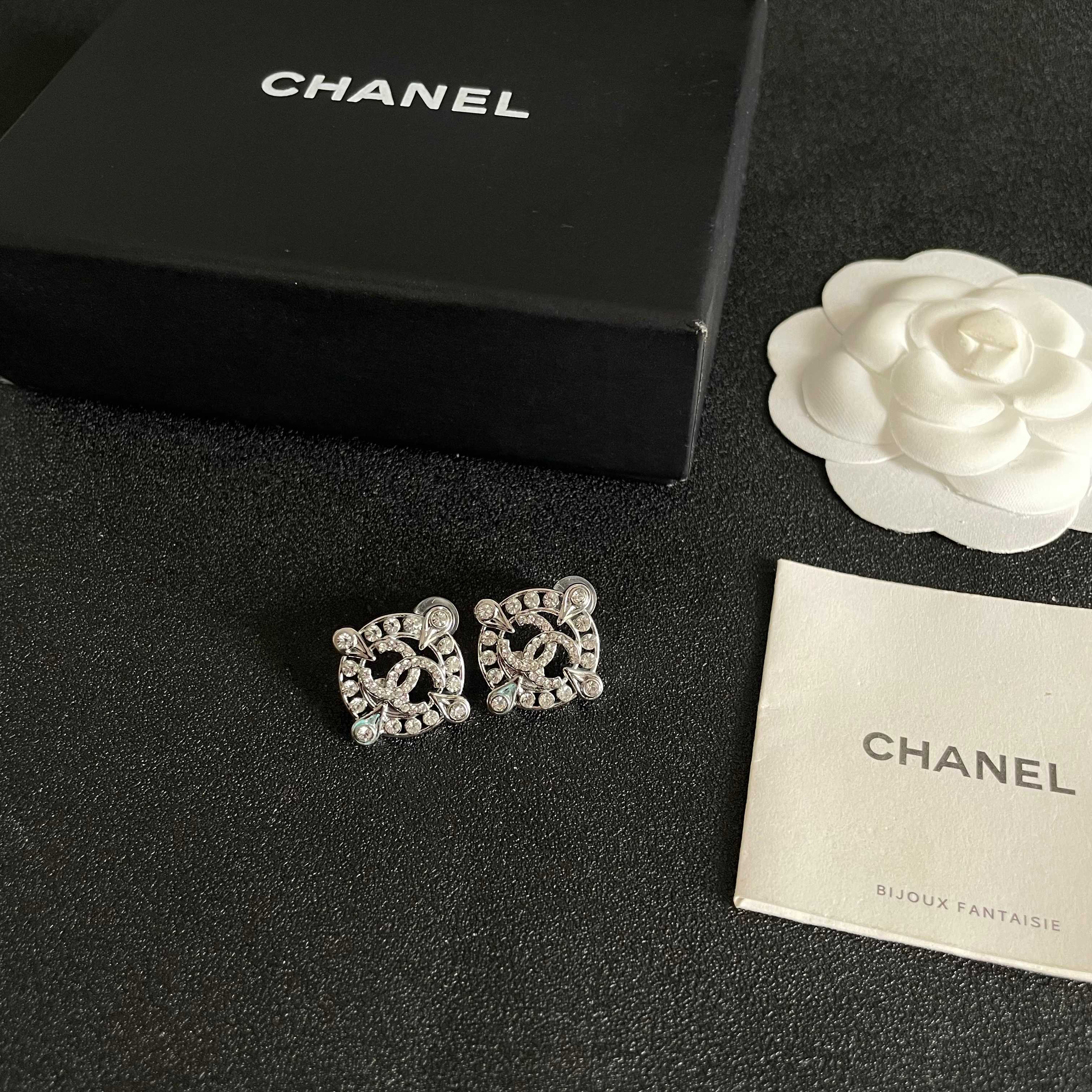 Chanel香奈儿 中古 耳钉👀小香家的款式真心无需多介绍😘🎶每一款都超好看，精致大方，非常显气质