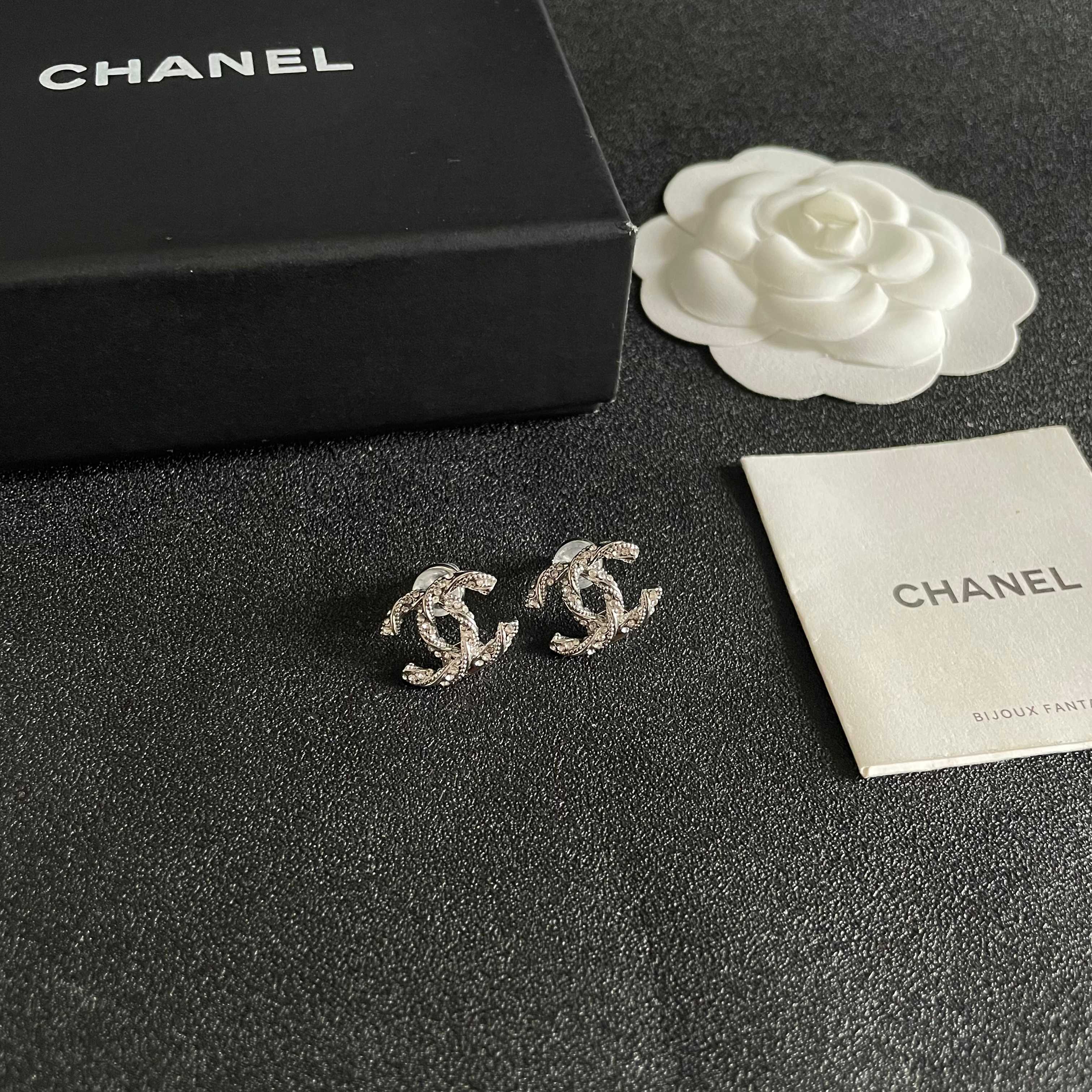 Chanel香奈儿 中古 耳钉👀小香家的款式真心无需多介绍😘🎶每一款都超好看，精致大方，非常显气质