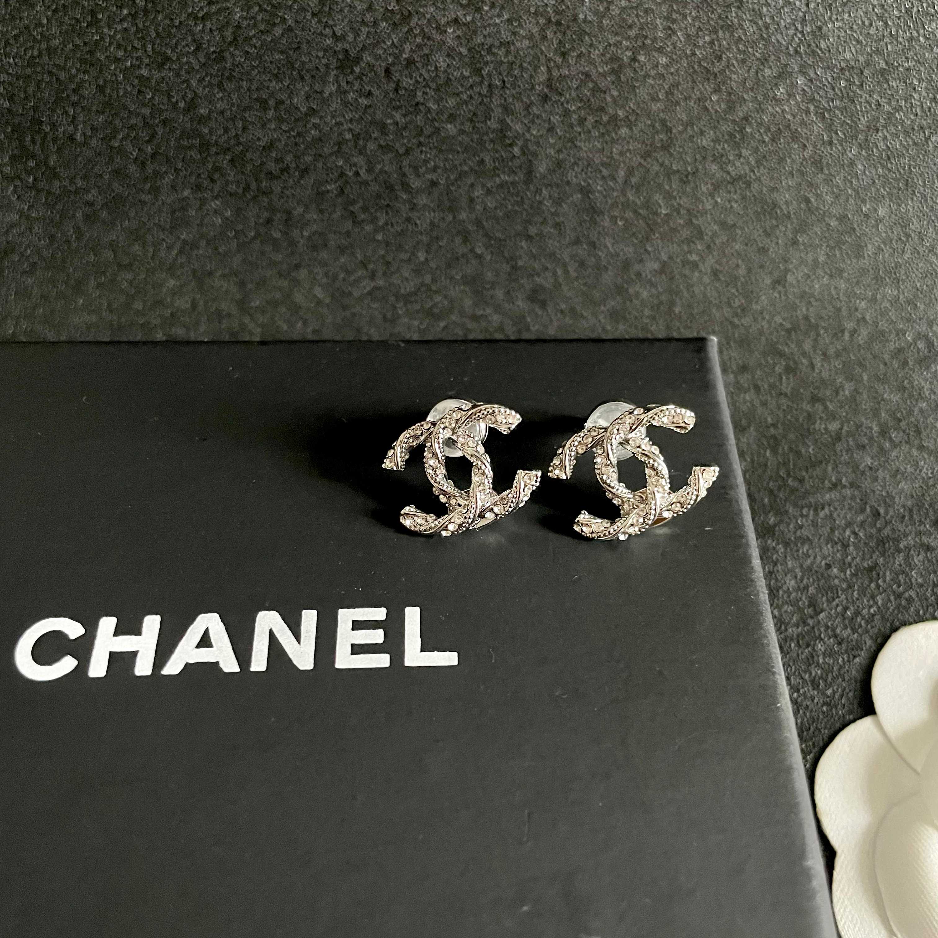 Chanel香奈儿 中古 耳钉👀小香家的款式真心无需多介绍😘🎶每一款都超好看，精致大方，非常显气质