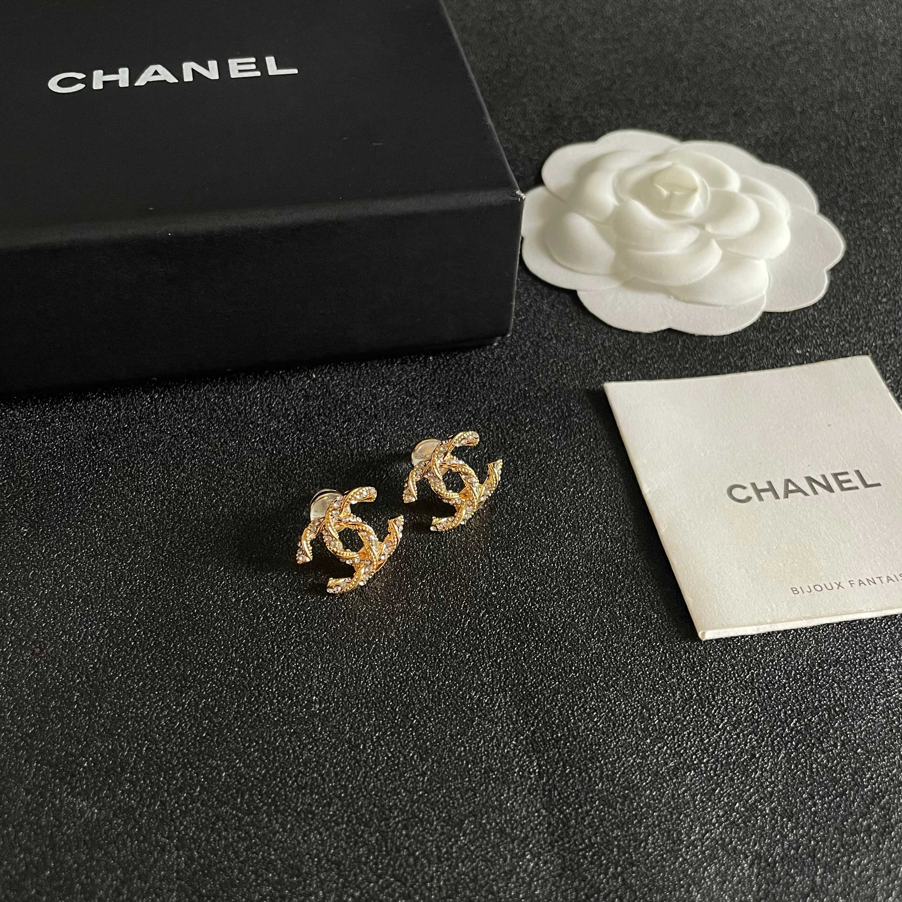 Chanel香奈儿 中古 耳钉👀小香家的款式真心无需多介绍😘🎶每一款都超好看，精致大方，非常显气质