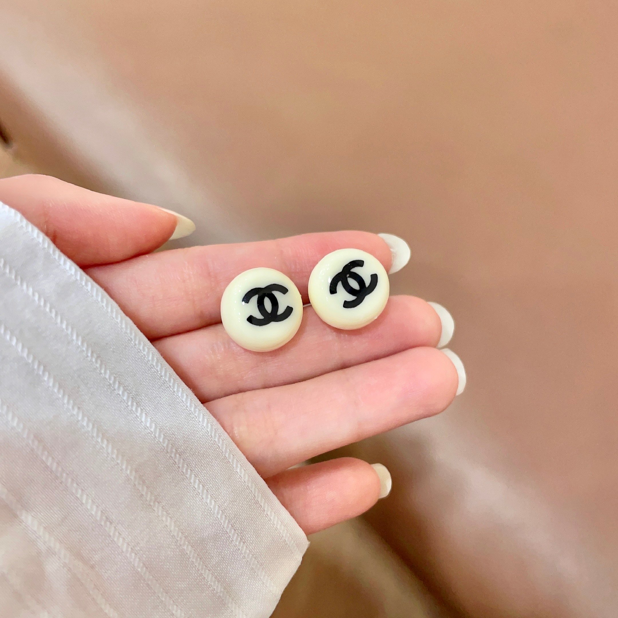 Chanel香奈儿 中古 耳钉👀小香家的款式真心无需多介绍😘🎶每一款都超好看，精致大方，非常显气质