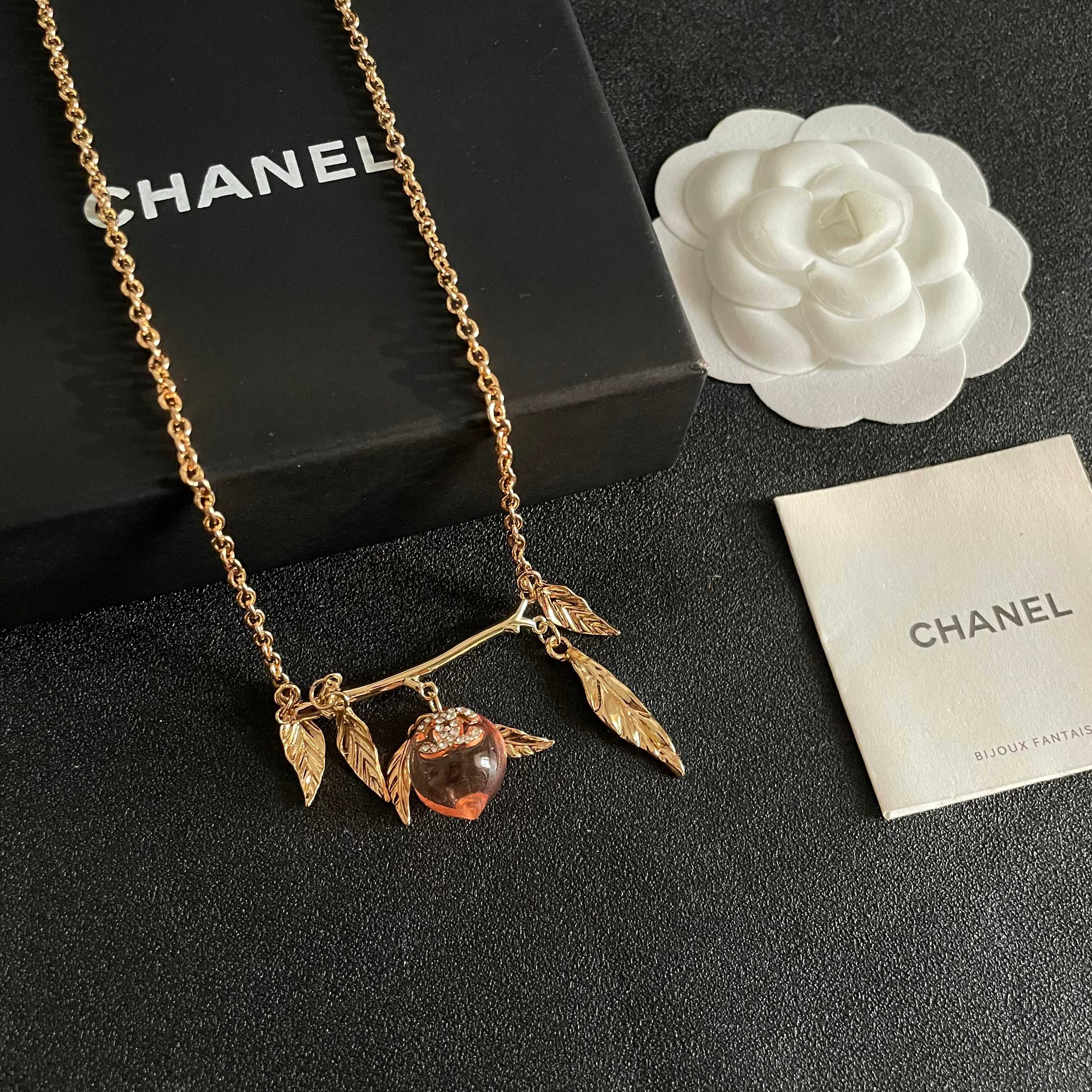 Chanel香奈儿 中古 字母项链👀小香家的款式真心无需多介绍😘🎶每一款都超好看，精致大方，非常显气质.