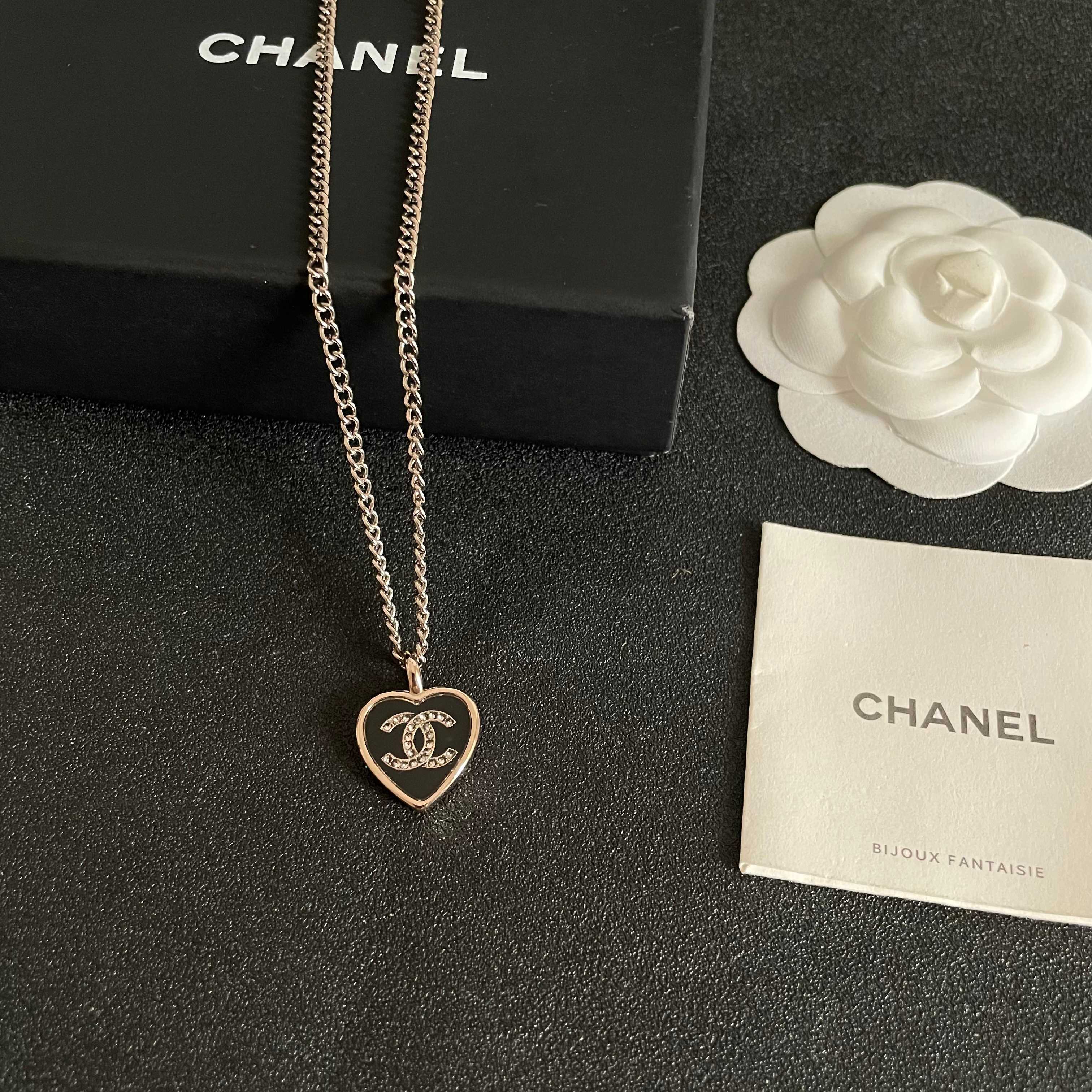 Chanel香奈儿 中古 字母项链👀小香家的款式真心无需多介绍😘🎶每一款都超好看，精致大方，非常显气质.