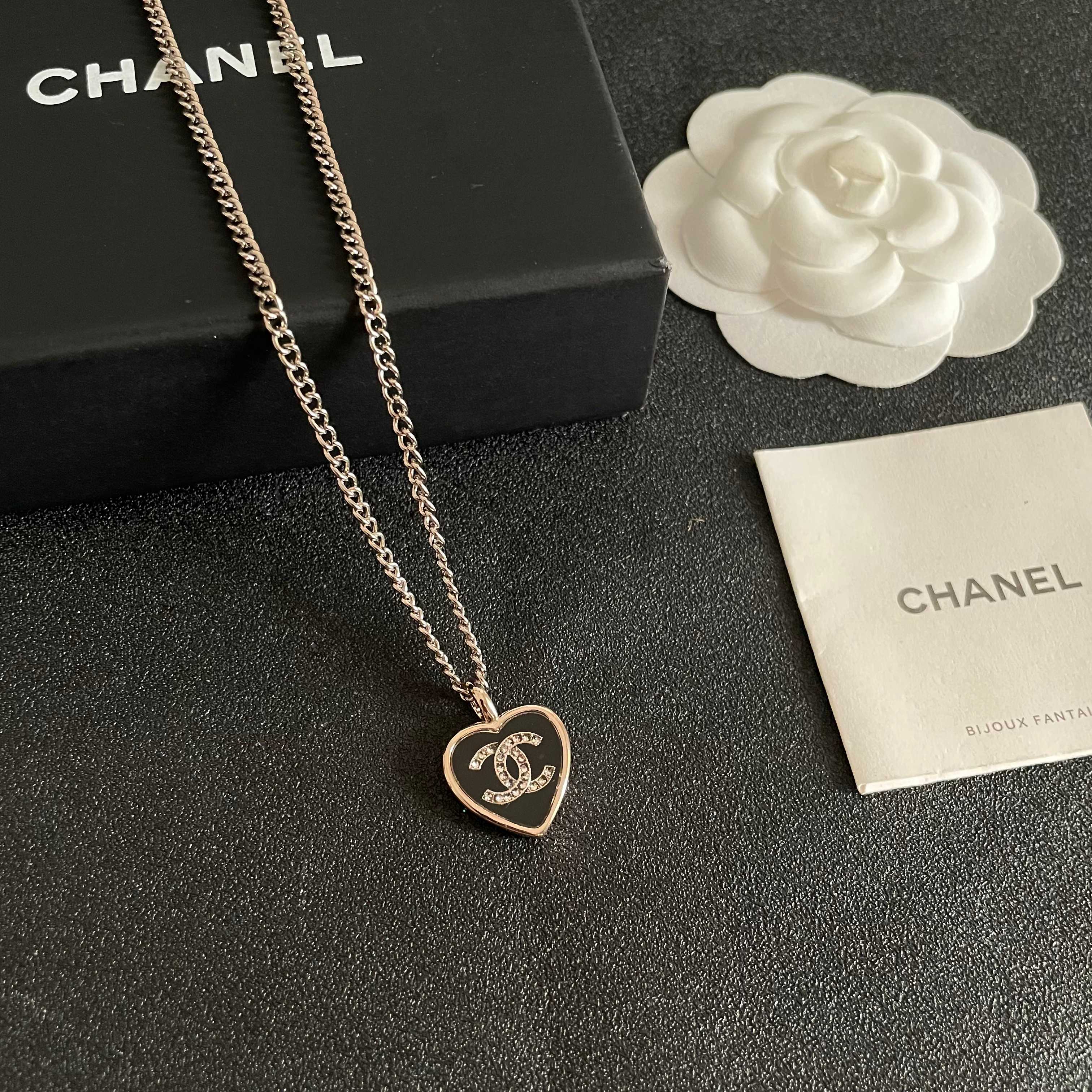 Chanel香奈儿 中古 字母项链👀小香家的款式真心无需多介绍😘🎶每一款都超好看，精致大方，非常显气质.