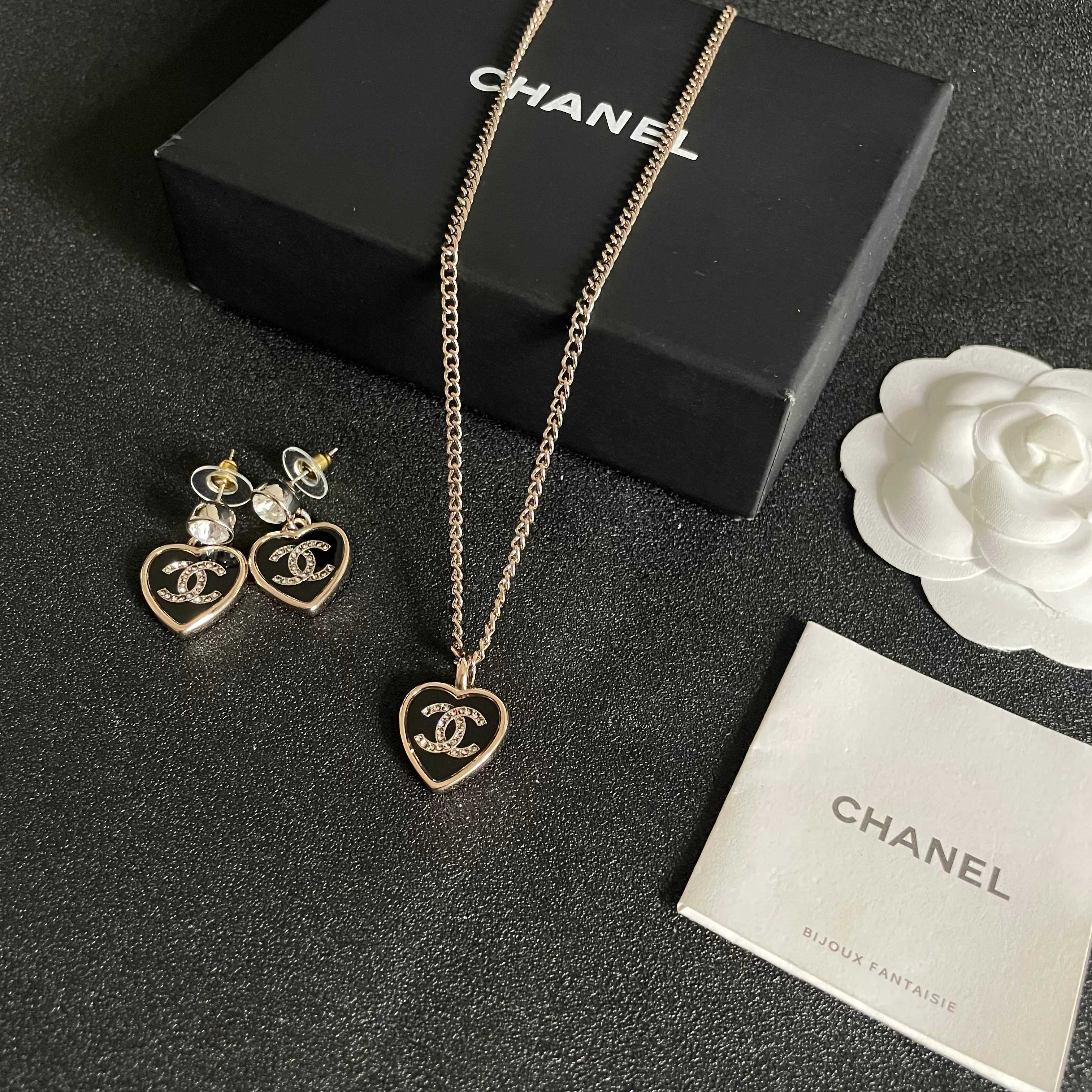 Chanel香奈儿 中古 耳钉👀小香家的款式真心无需多介绍😘🎶每一款都超好看，精致大方，非常显气质