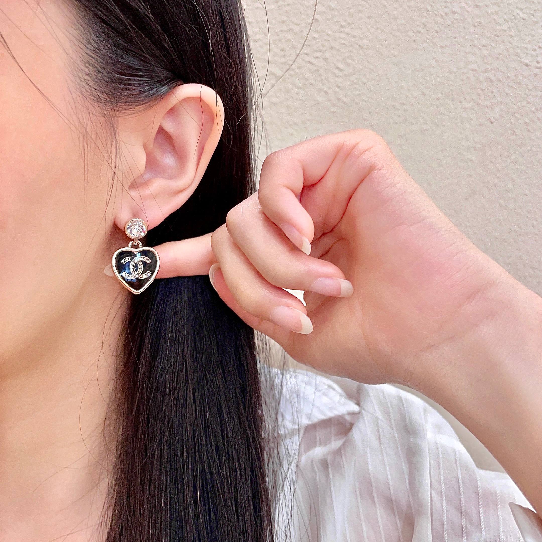 Chanel香奈儿 中古 耳钉👀小香家的款式真心无需多介绍😘🎶每一款都超好看，精致大方，非常显气质