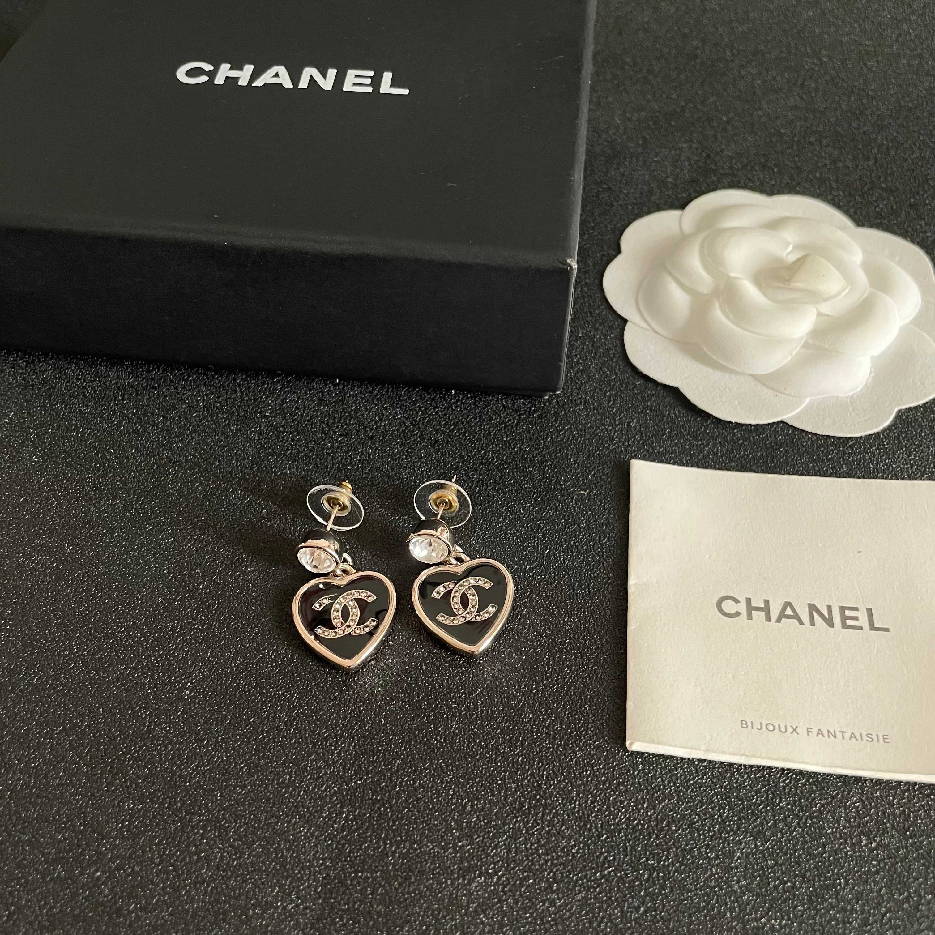 Chanel香奈儿 中古 耳钉👀小香家的款式真心无需多介绍😘🎶每一款都超好看，精致大方，非常显气质