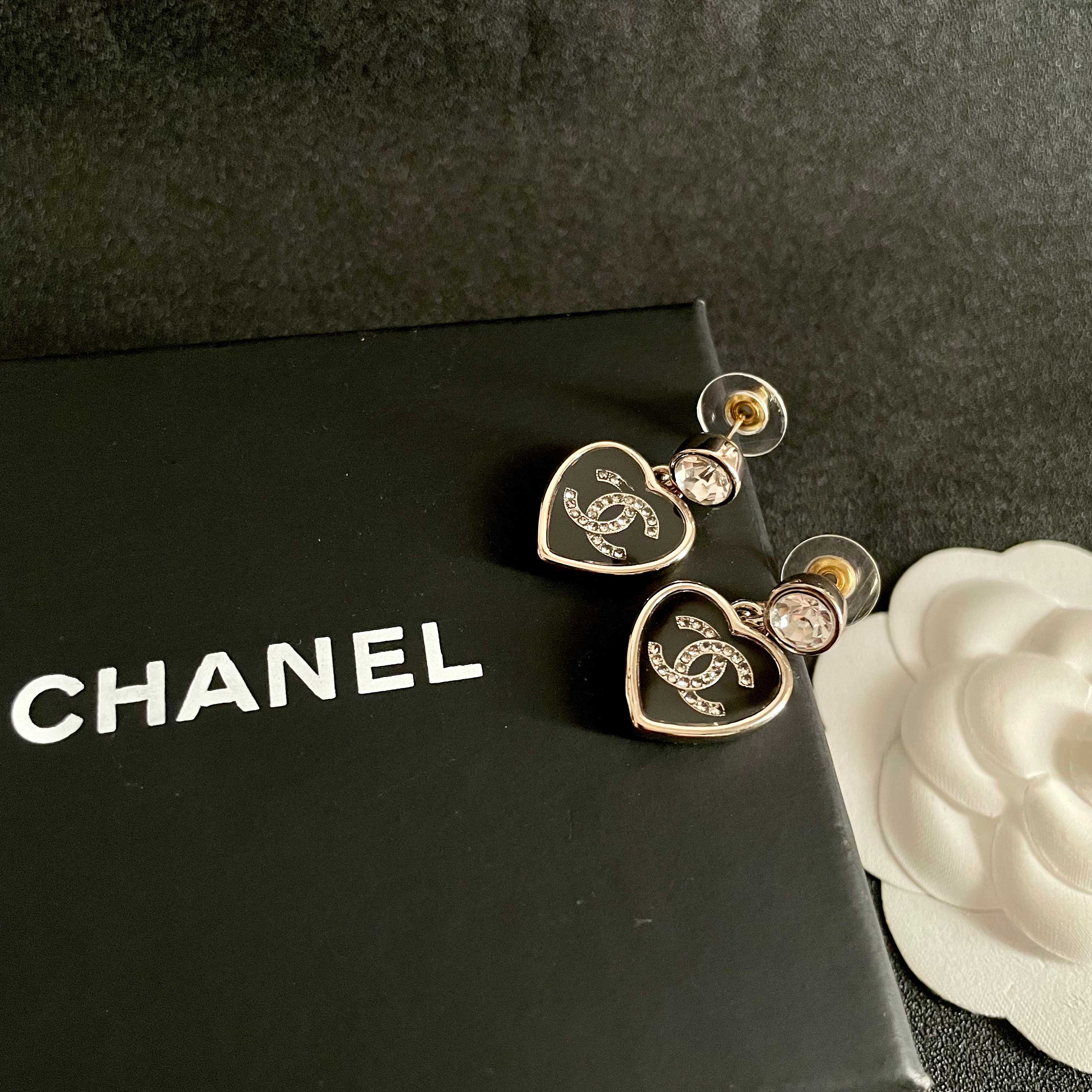 Chanel香奈儿 中古 耳钉👀小香家的款式真心无需多介绍😘🎶每一款都超好看，精致大方，非常显气质