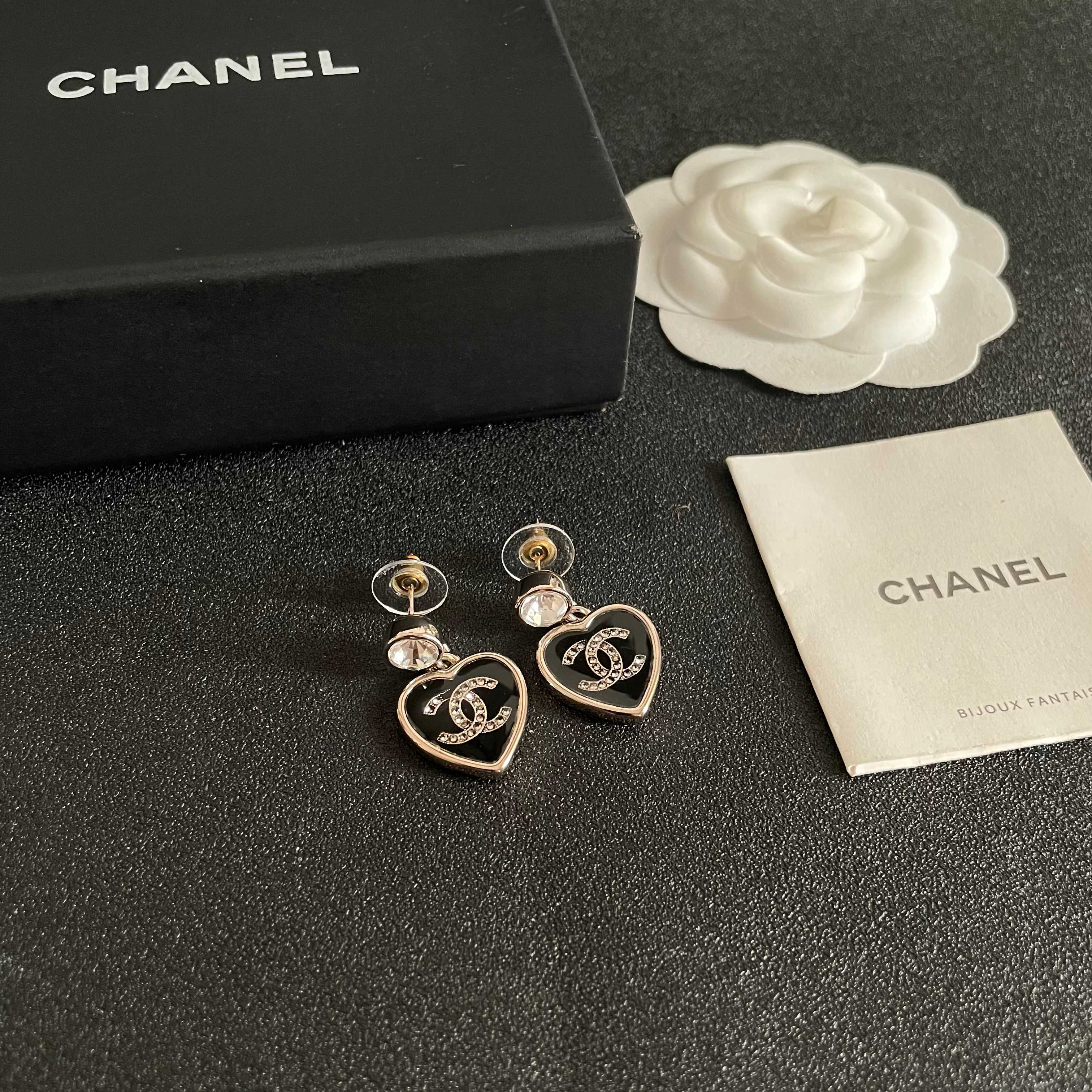 Chanel香奈儿 中古 耳钉👀小香家的款式真心无需多介绍😘🎶每一款都超好看，精致大方，非常显气质
