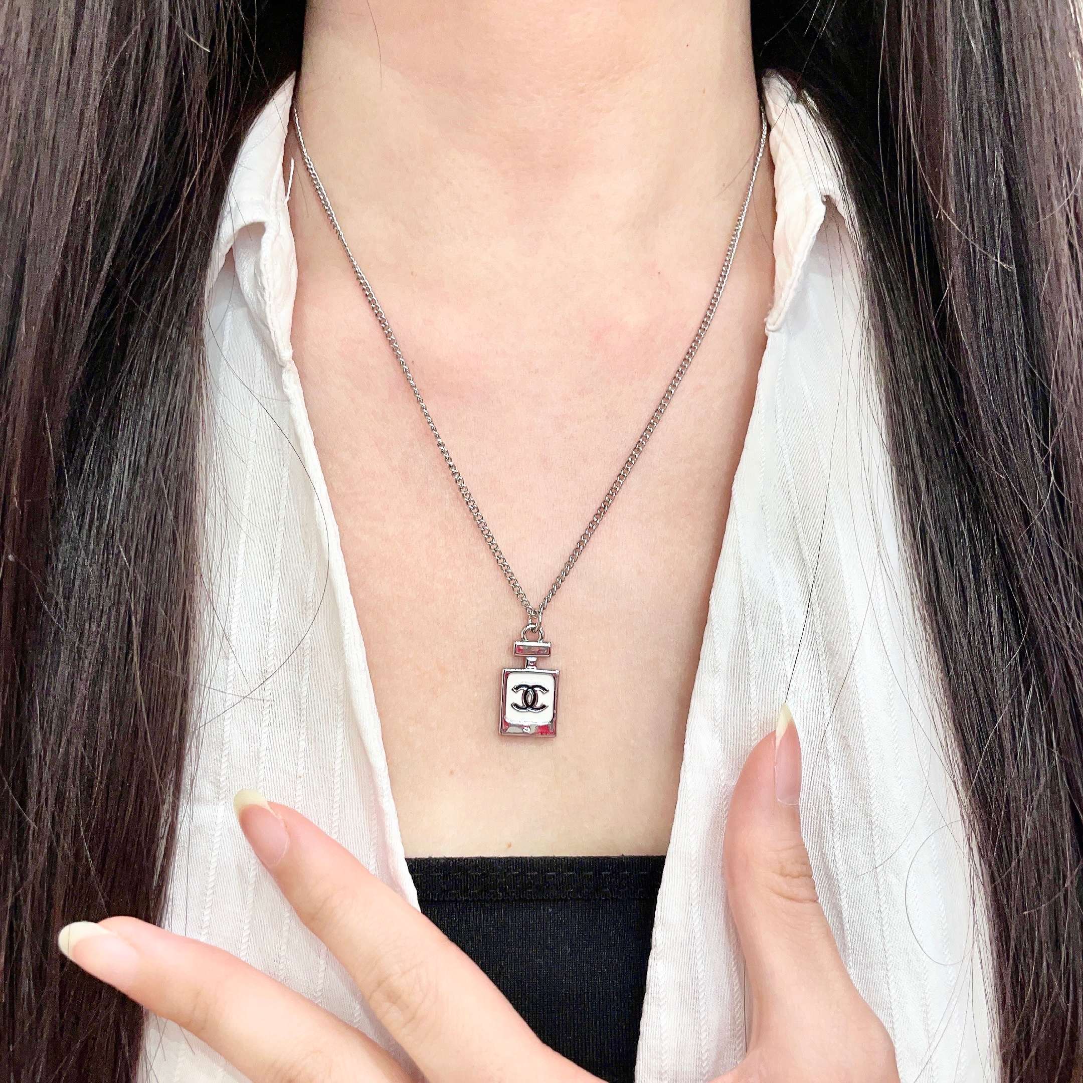 Chanel香奈儿 中古 字母项链👀小香家的款式真心无需多介绍😘🎶每一款都超好看，精致大方，非常显气质.