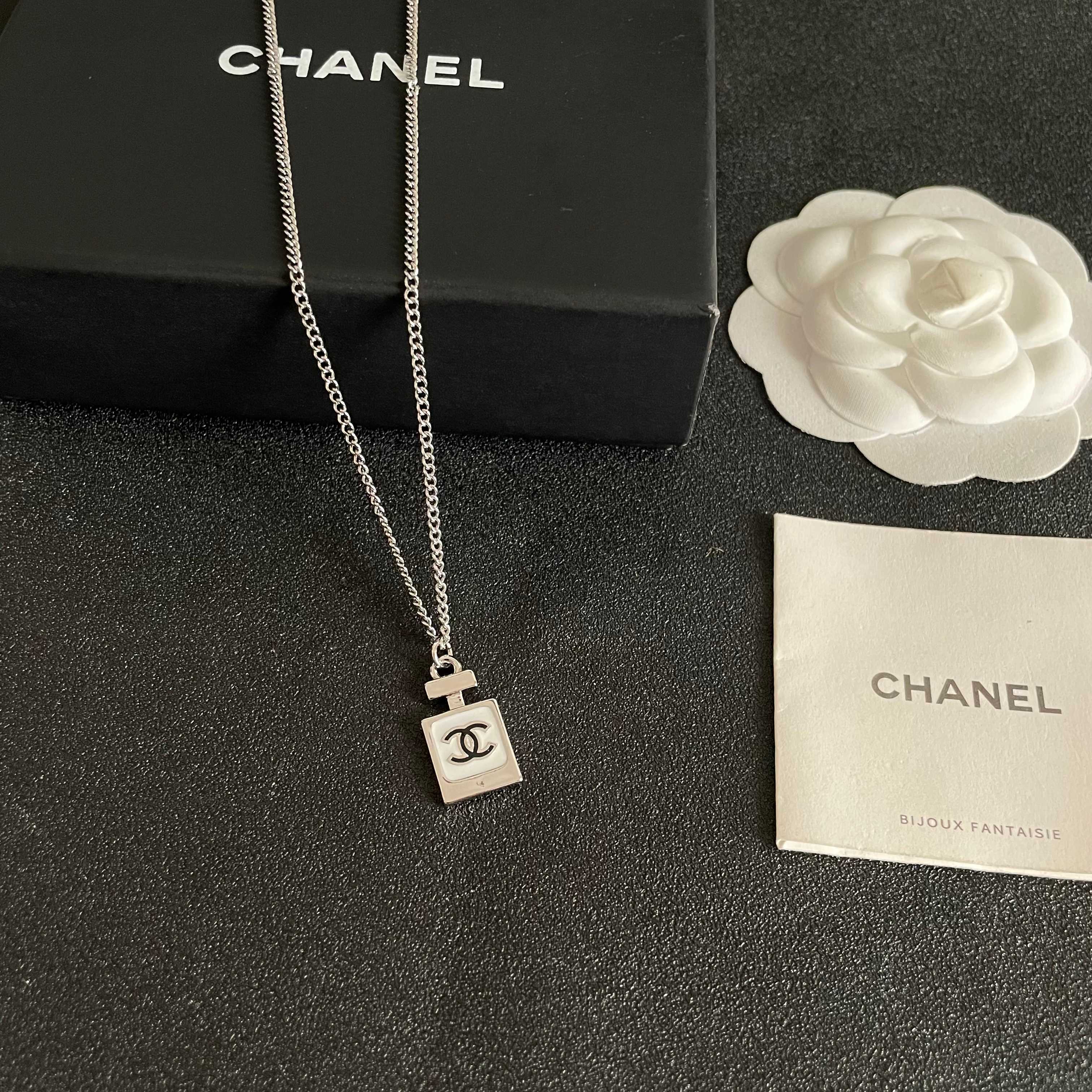 Chanel香奈儿 中古 字母项链👀小香家的款式真心无需多介绍😘🎶每一款都超好看，精致大方，非常显气质.