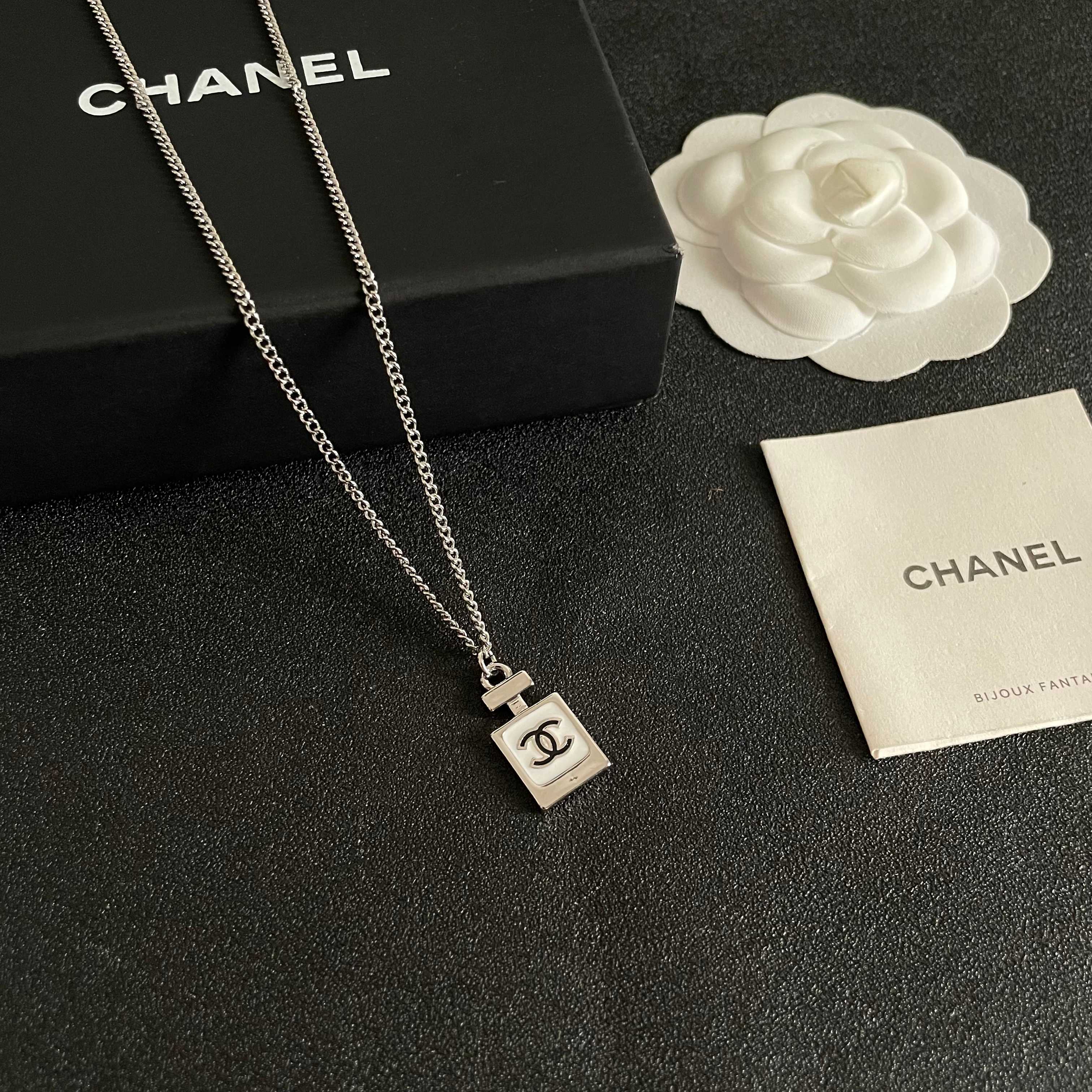 Chanel香奈儿 中古 字母项链👀小香家的款式真心无需多介绍😘🎶每一款都超好看，精致大方，非常显气质.