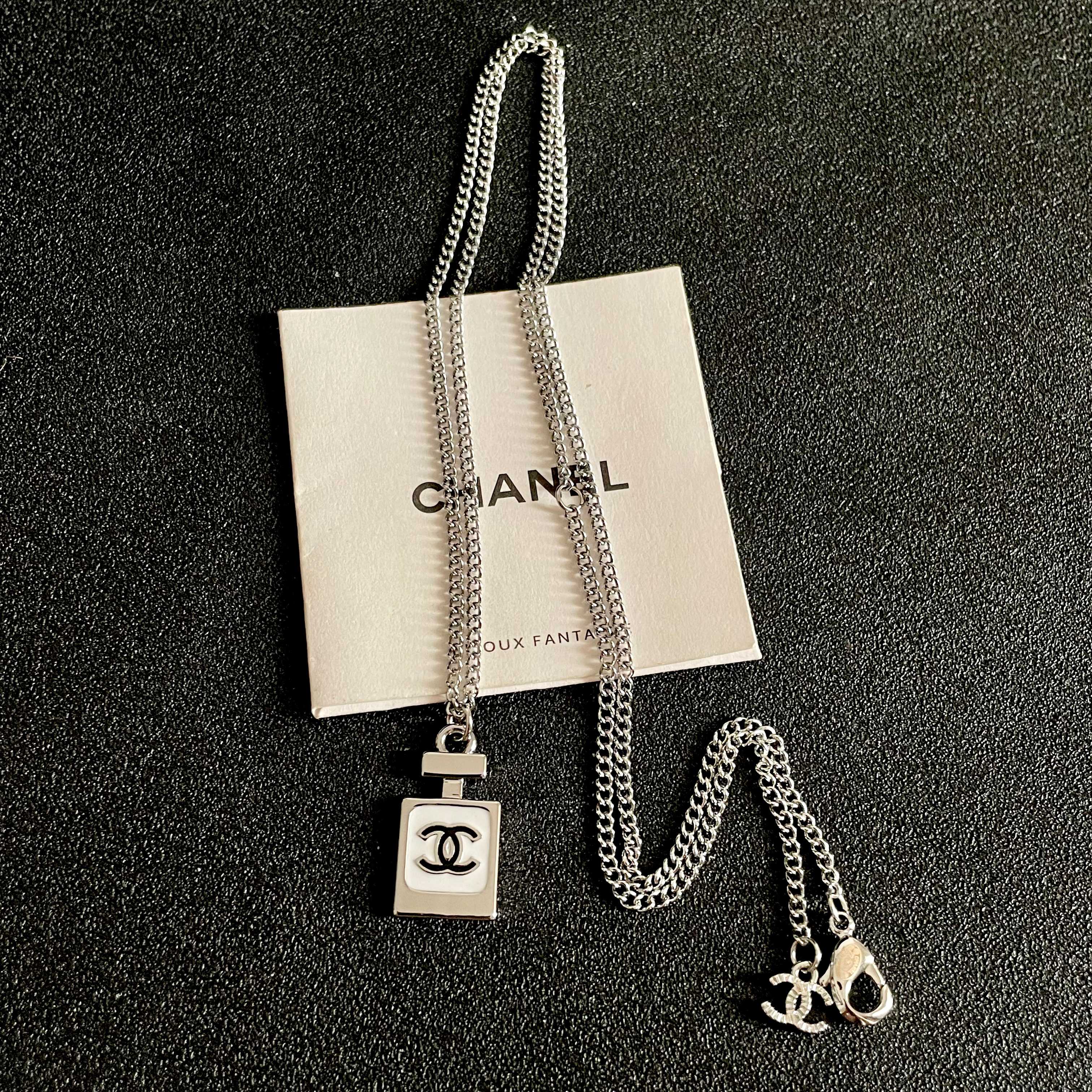 Chanel香奈儿 中古 字母项链👀小香家的款式真心无需多介绍😘🎶每一款都超好看，精致大方，非常显气质.