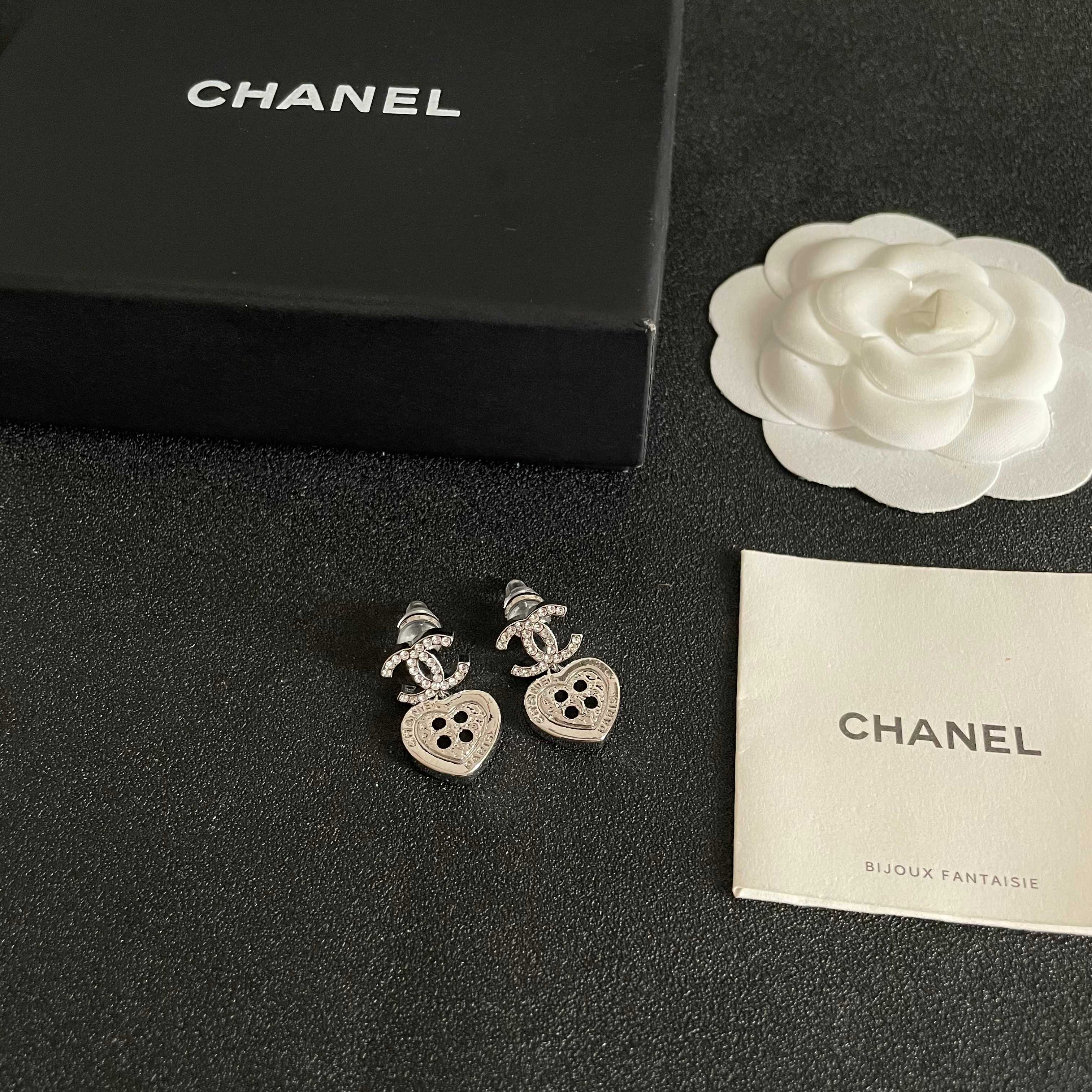 Chanel香奈儿 中古 耳钉👀小香家的款式真心无需多介绍😘🎶每一款都超好看，精致大方，非常显气质