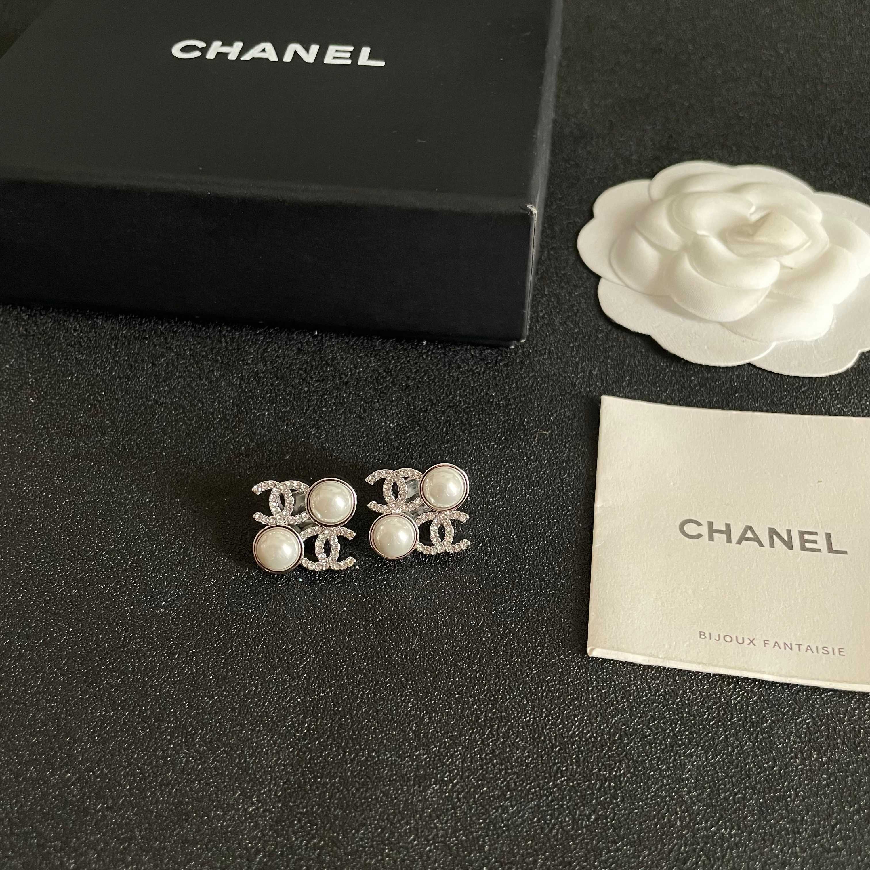 Chanel香奈儿 中古 耳钉👀小香家的款式真心无需多介绍😘🎶每一款都超好看，精致大方，非常显气质