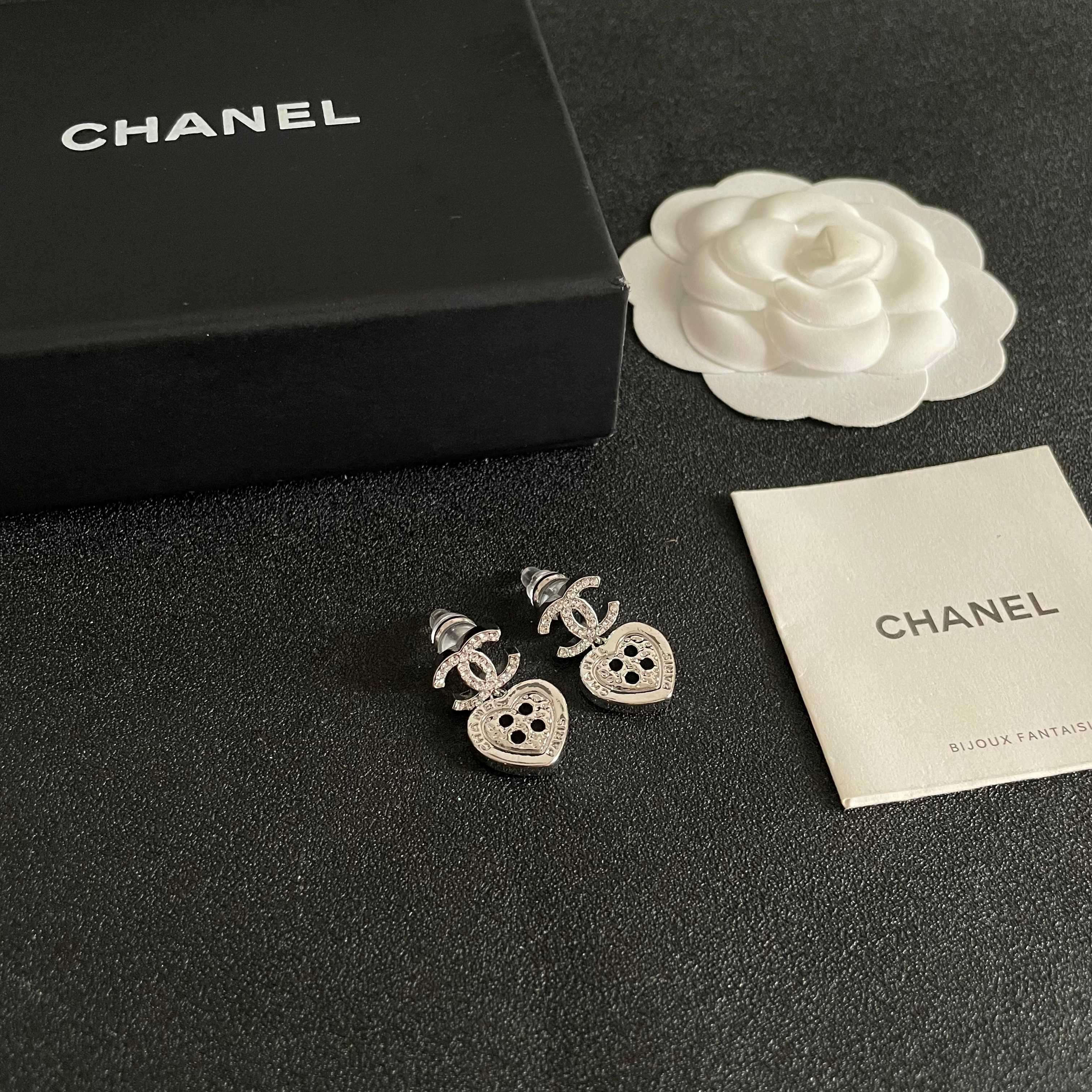 Chanel香奈儿 中古 耳钉👀小香家的款式真心无需多介绍😘🎶每一款都超好看，精致大方，非常显气质