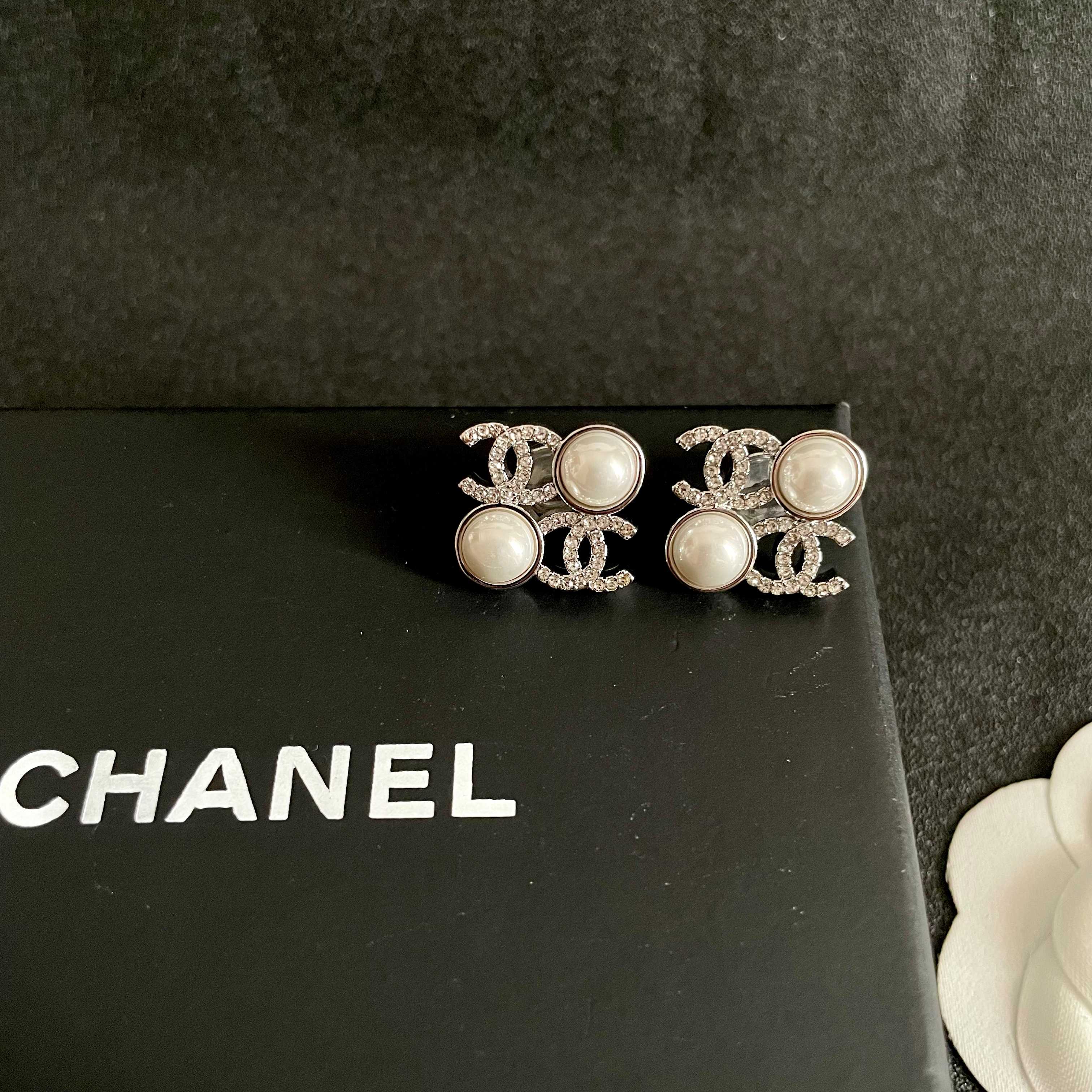 Chanel香奈儿 中古 耳钉👀小香家的款式真心无需多介绍😘🎶每一款都超好看，精致大方，非常显气质