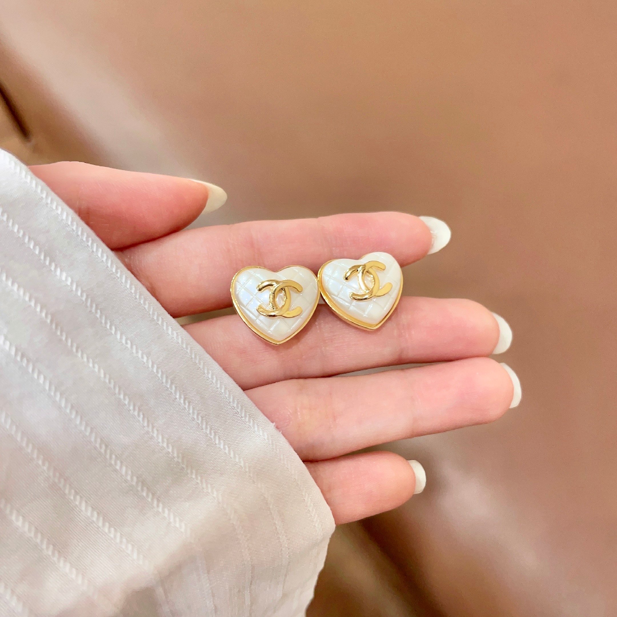 Chanel香奈儿 中古 耳钉👀小香家的款式真心无需多介绍😘🎶每一款都超好看，精致大方，非常显气质