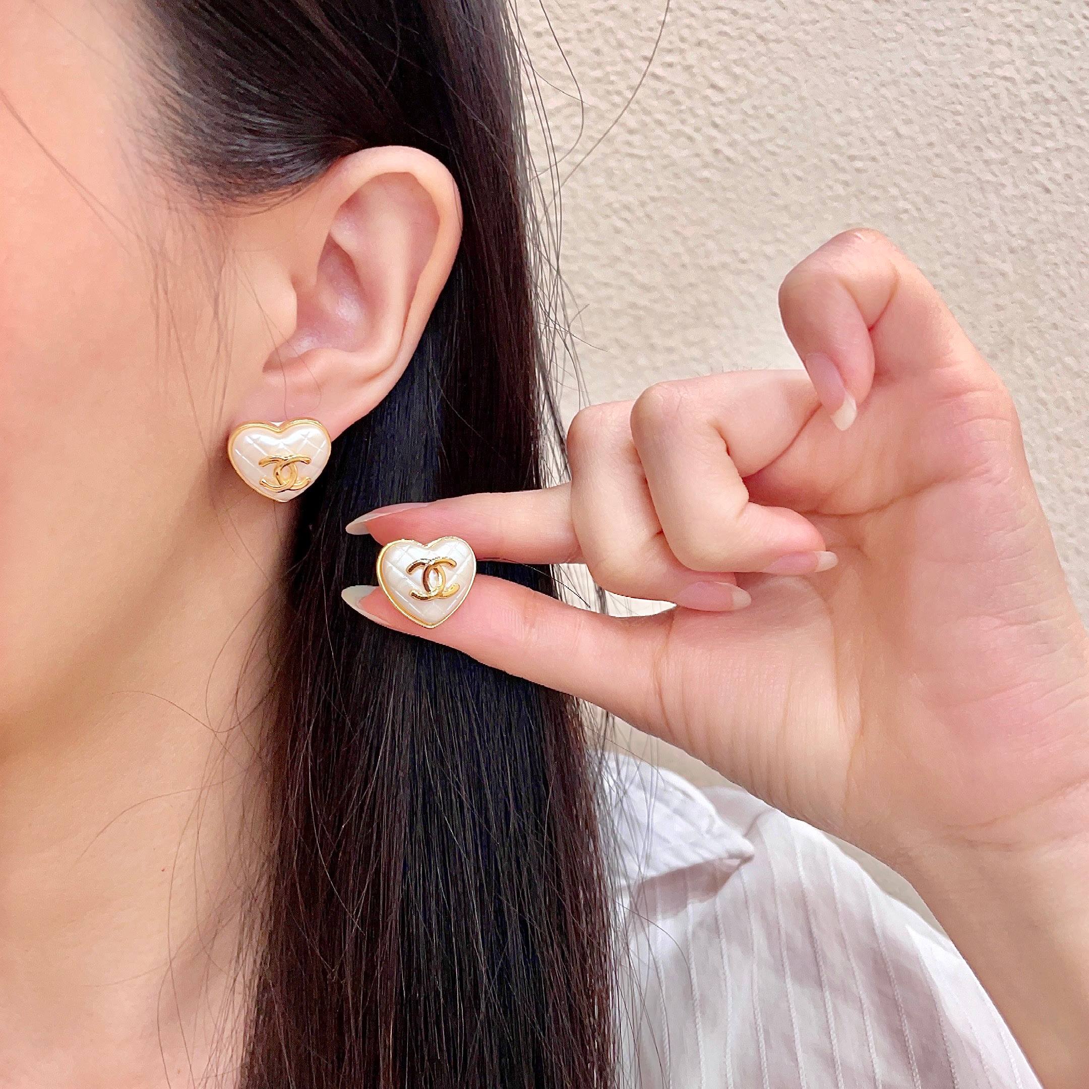 Chanel香奈儿 中古 耳钉👀小香家的款式真心无需多介绍😘🎶每一款都超好看，精致大方，非常显气质