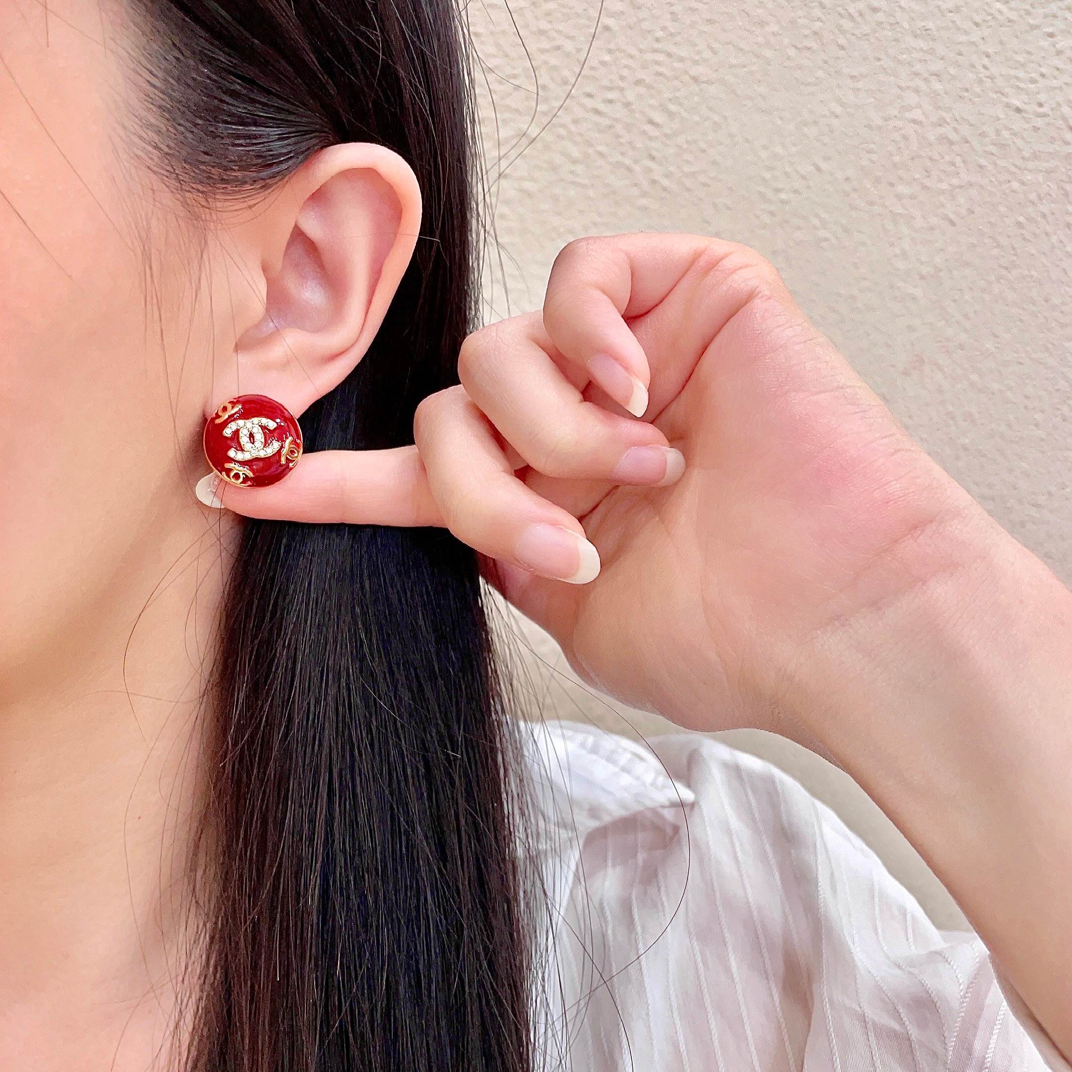 Chanel香奈儿 中古 耳钉👀小香家的款式真心无需多介绍😘🎶每一款都超好看，精致大方，非常显气质