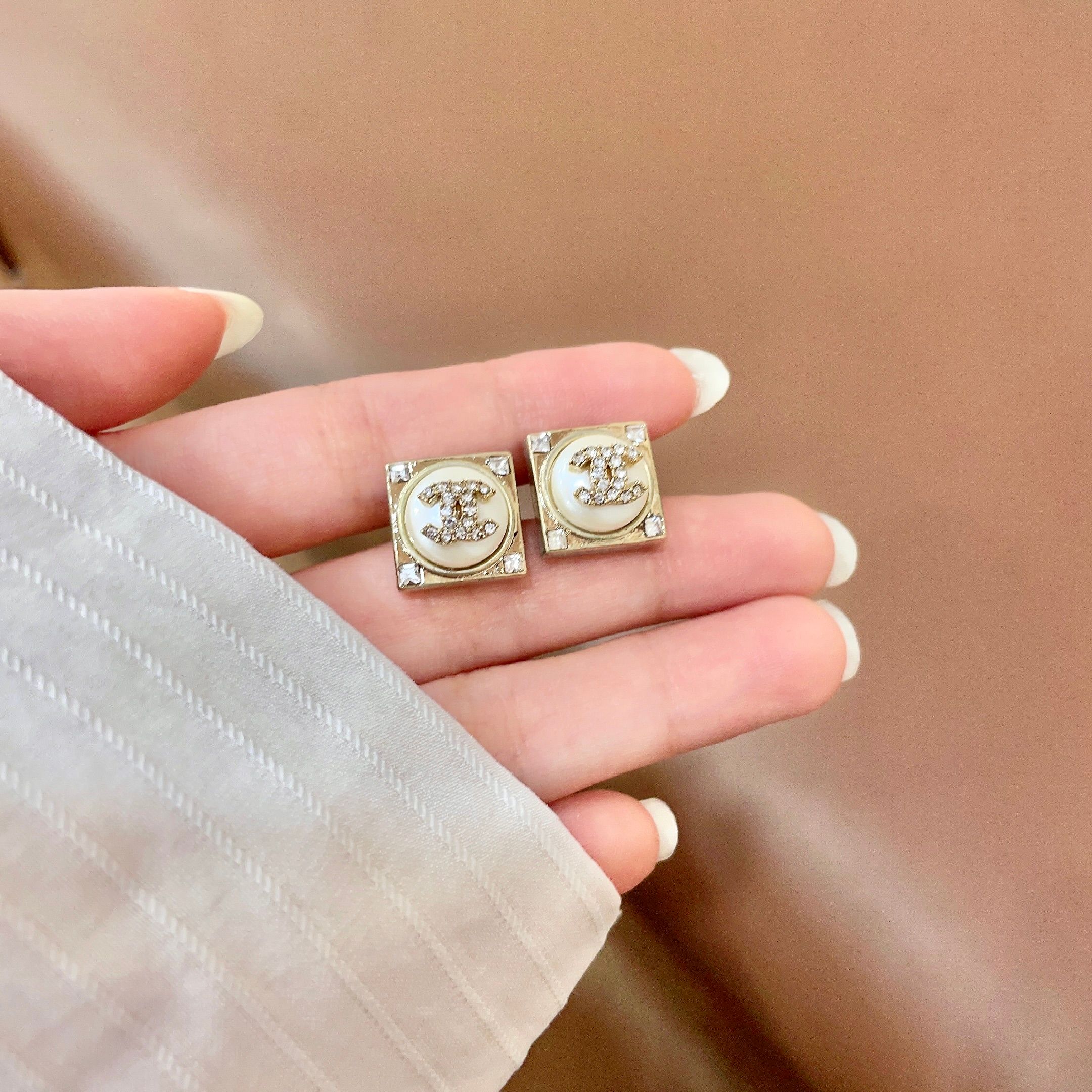 Chanel香奈儿 中古 字母 耳钉👀小香家的款式真心无需多介绍😘🎶每一款都超好看，精致大方，非常显气质