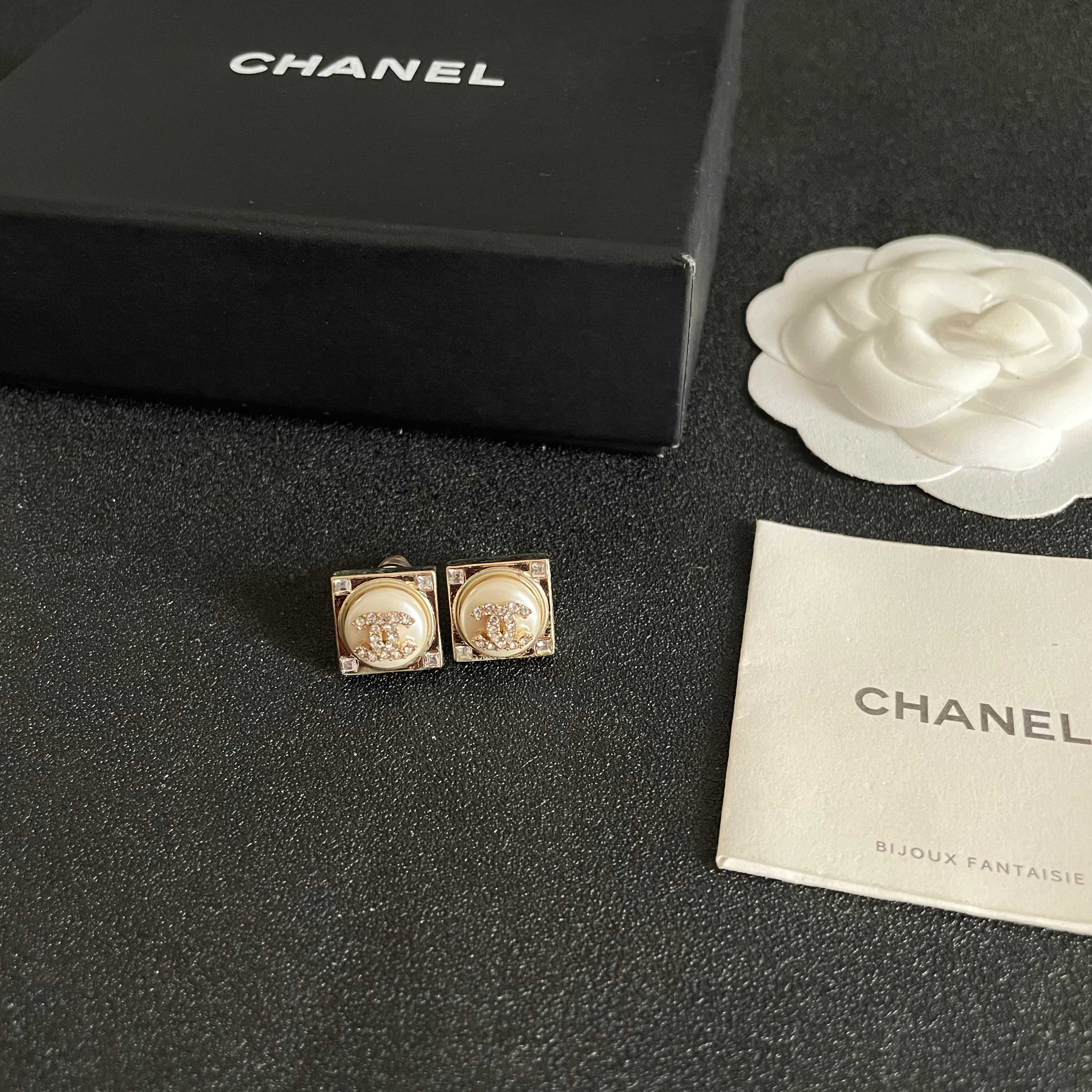 Chanel香奈儿 中古 字母 耳钉👀小香家的款式真心无需多介绍😘🎶每一款都超好看，精致大方，非常显气质