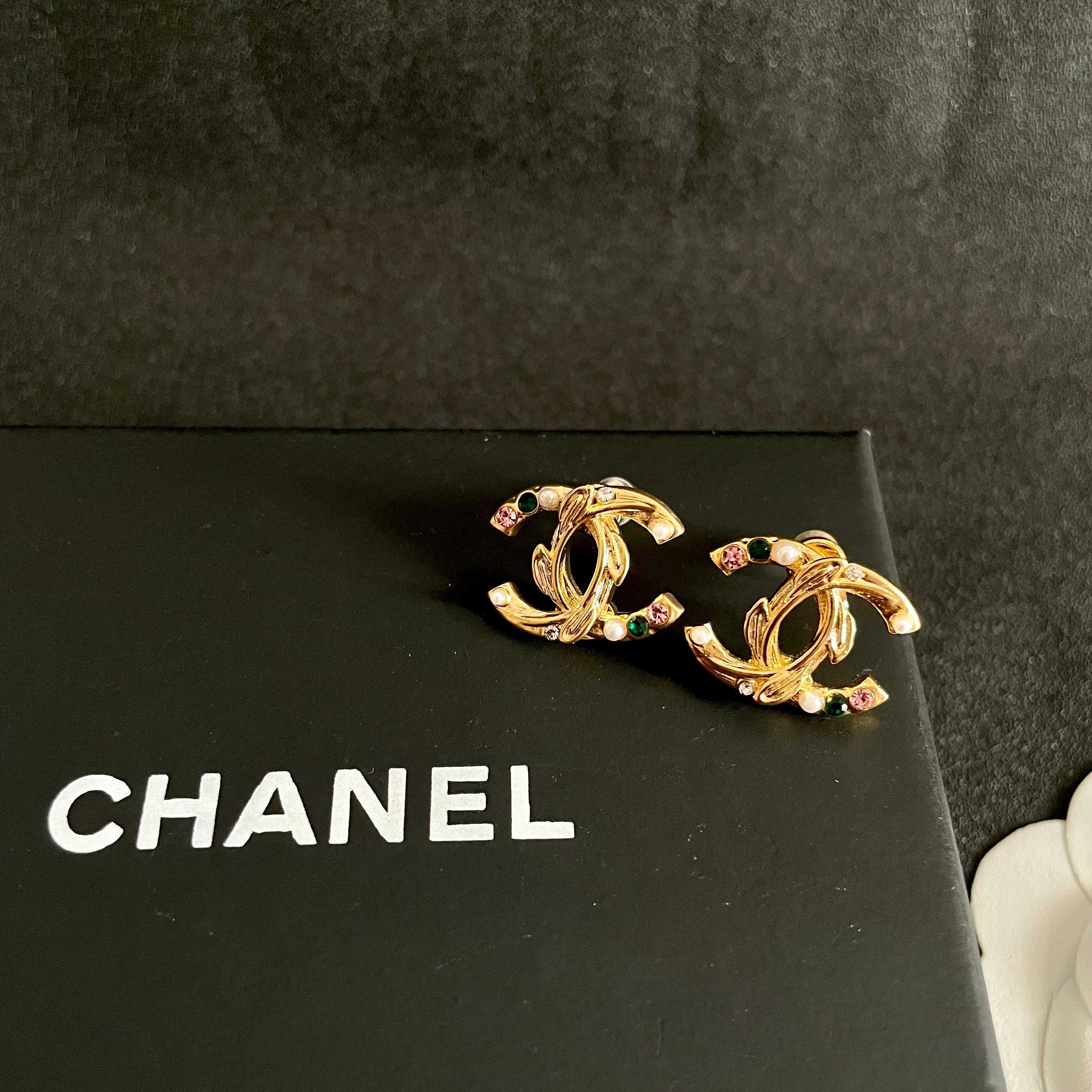 Chanel香奈儿 中古 字母 耳钉👀小香家的款式真心无需多介绍😘🎶每一款都超好看，精致大方，非常显气质