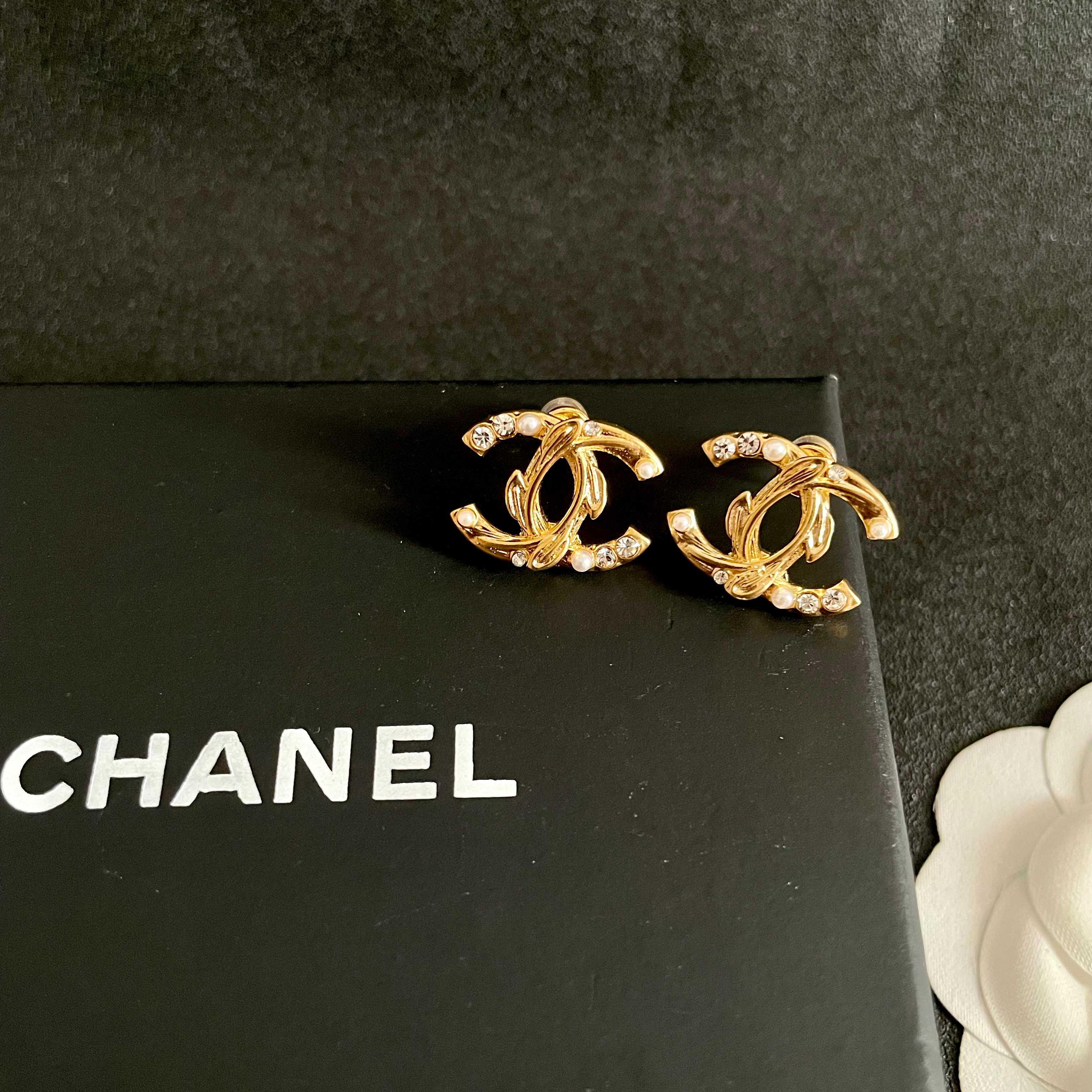 Chanel香奈儿 中古 字母 耳钉👀小香家的款式真心无需多介绍😘🎶每一款都超好看，精致大方，非常显气质