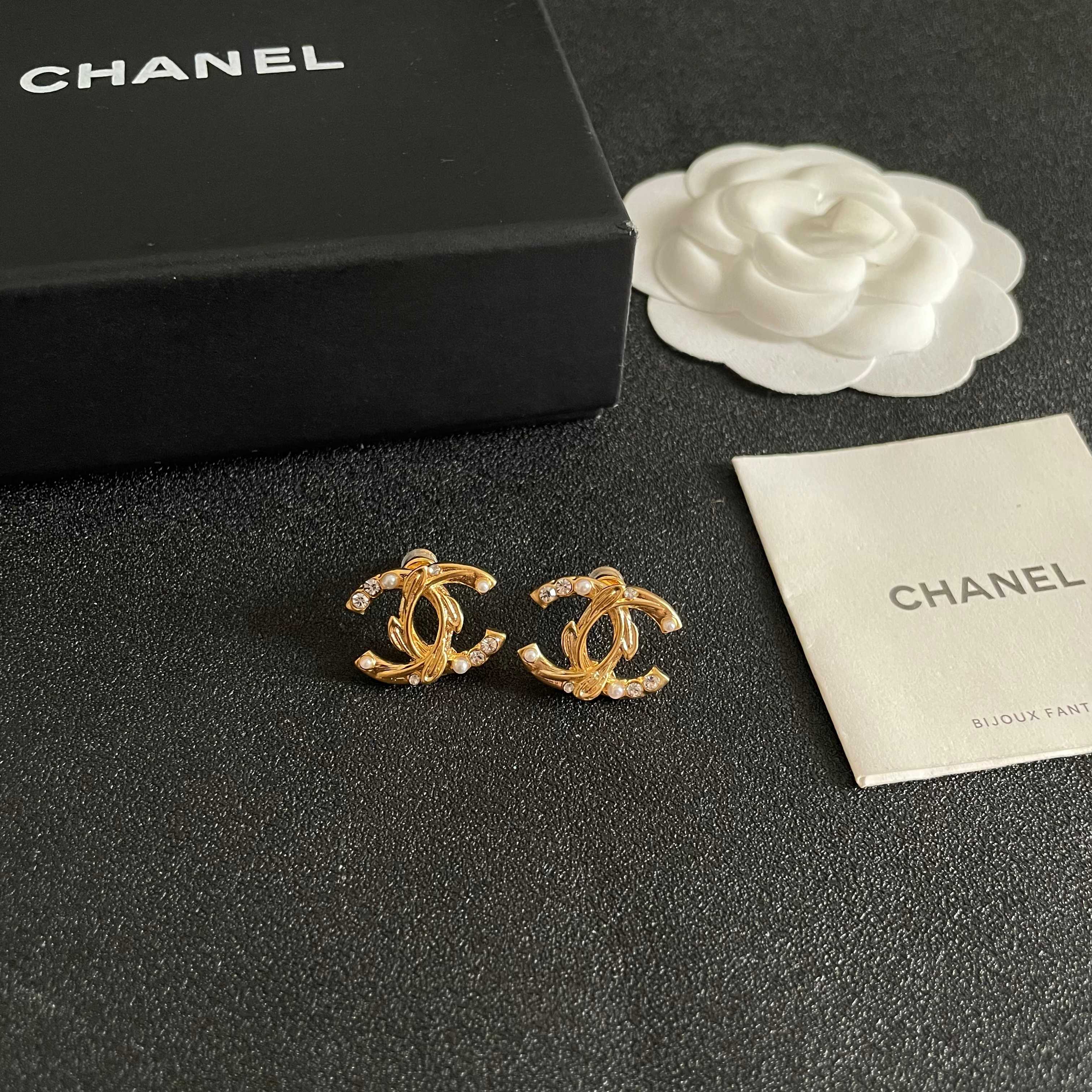 Chanel香奈儿 中古 字母 耳钉👀小香家的款式真心无需多介绍😘🎶每一款都超好看，精致大方，非常显气质