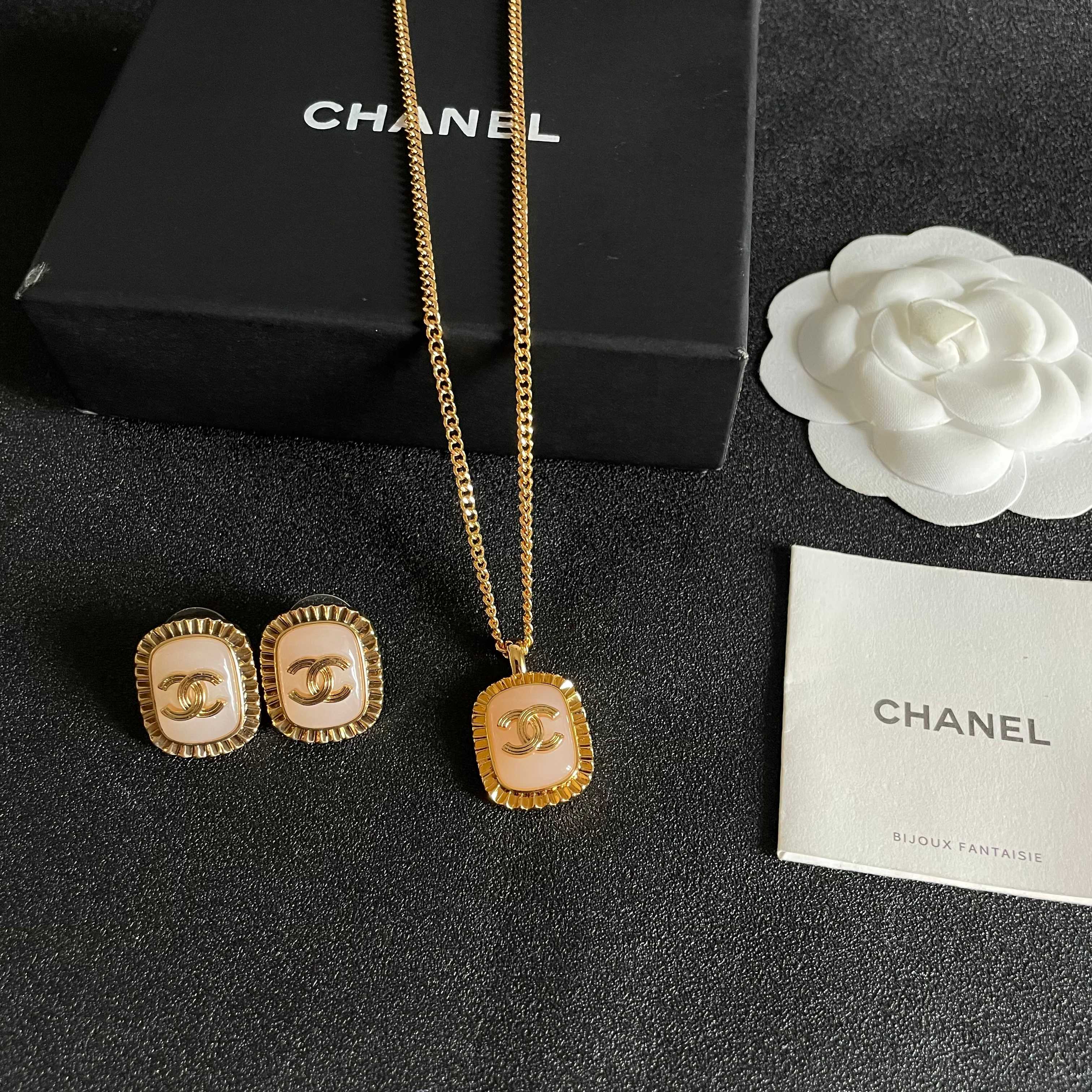 Chanel香奈儿 中古 字母项链👀小香家的款式真心无需多介绍😘🎶每一款都超好看，精致大方，非常显气质.