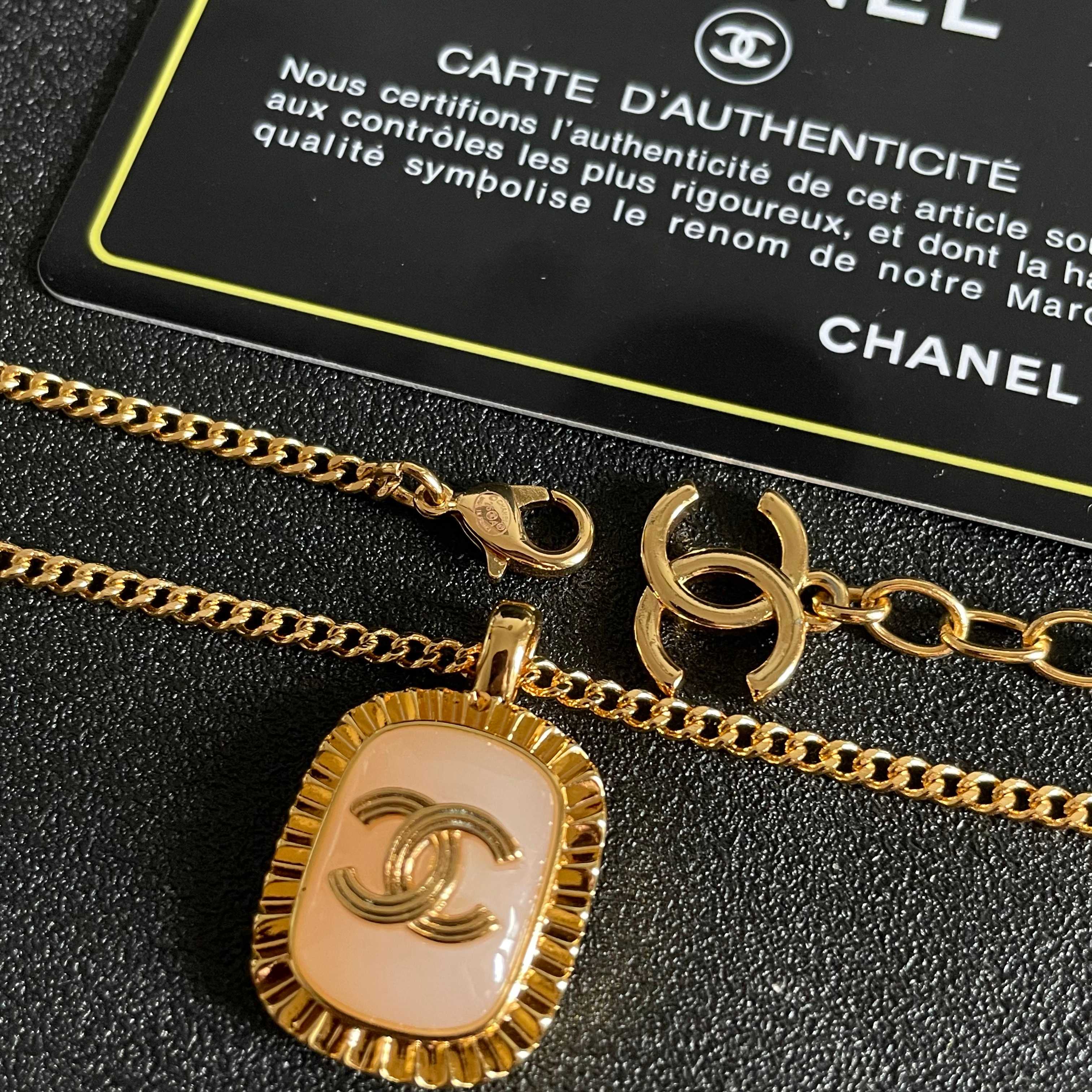 Chanel香奈儿 中古 字母项链👀小香家的款式真心无需多介绍😘🎶每一款都超好看，精致大方，非常显气质.