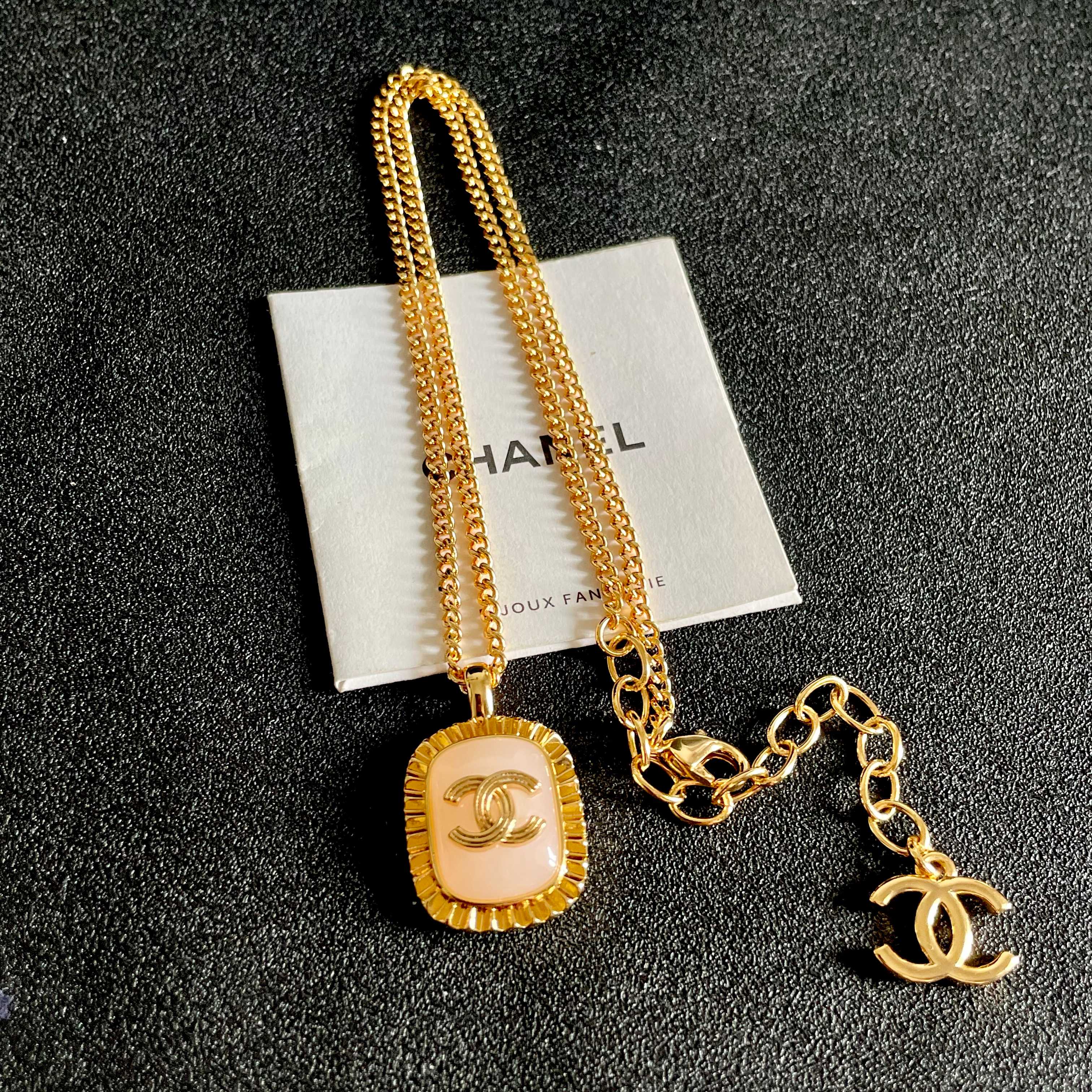 Chanel香奈儿 中古 字母项链👀小香家的款式真心无需多介绍😘🎶每一款都超好看，精致大方，非常显气质.