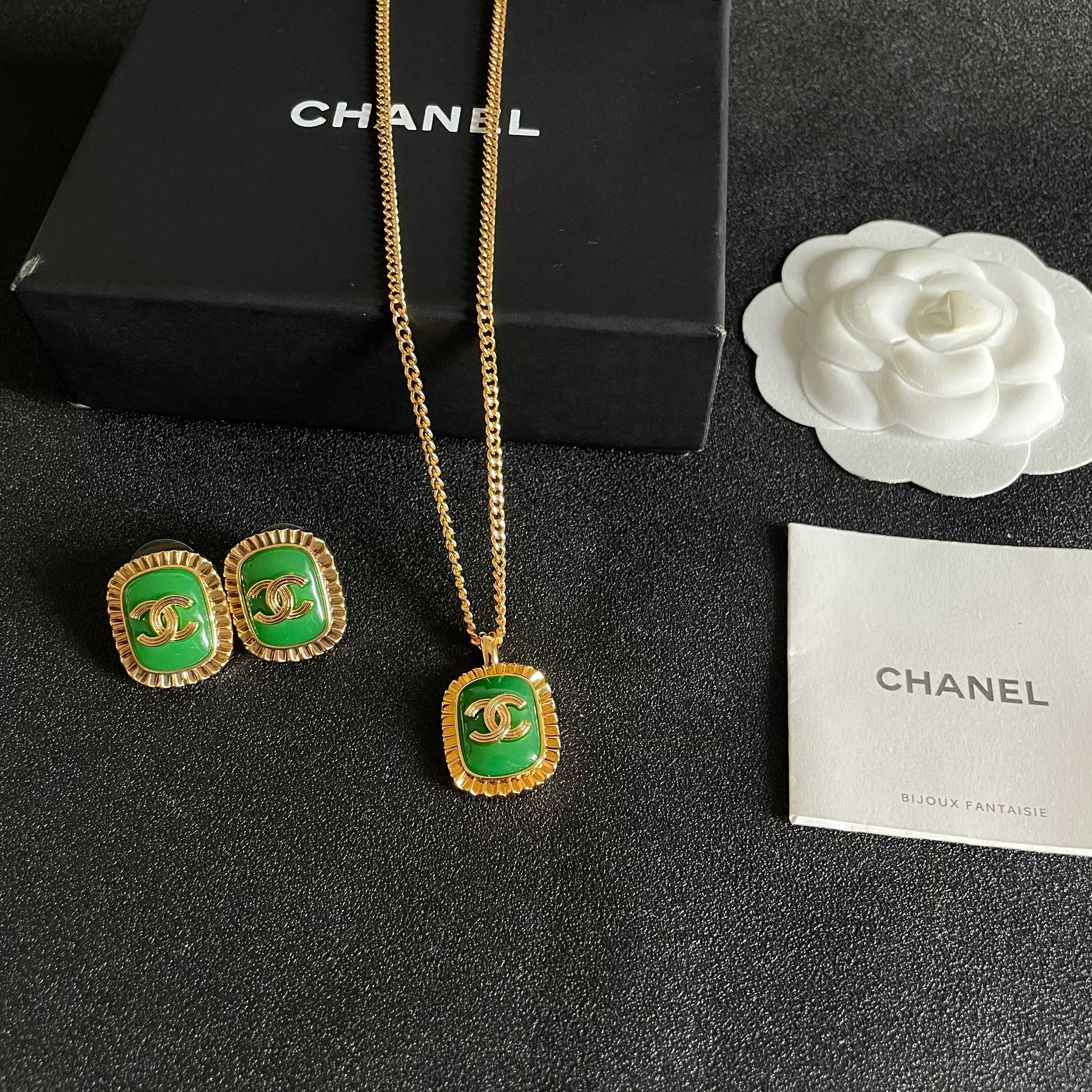 Chanel香奈儿 中古 字母项链👀小香家的款式真心无需多介绍😘🎶每一款都超好看，精致大方，非常显气质.
