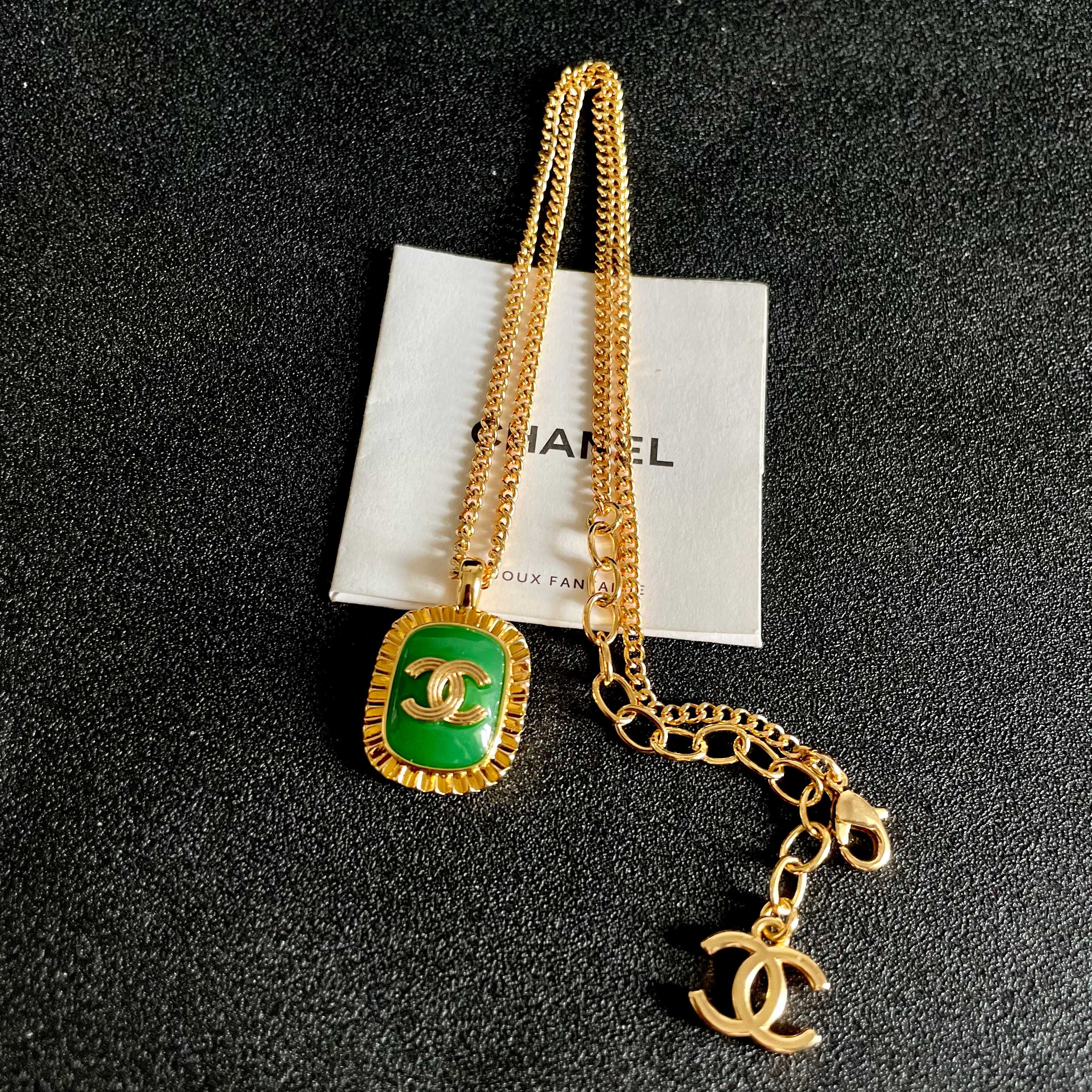 Chanel香奈儿 中古 字母项链👀小香家的款式真心无需多介绍😘🎶每一款都超好看，精致大方，非常显气质.