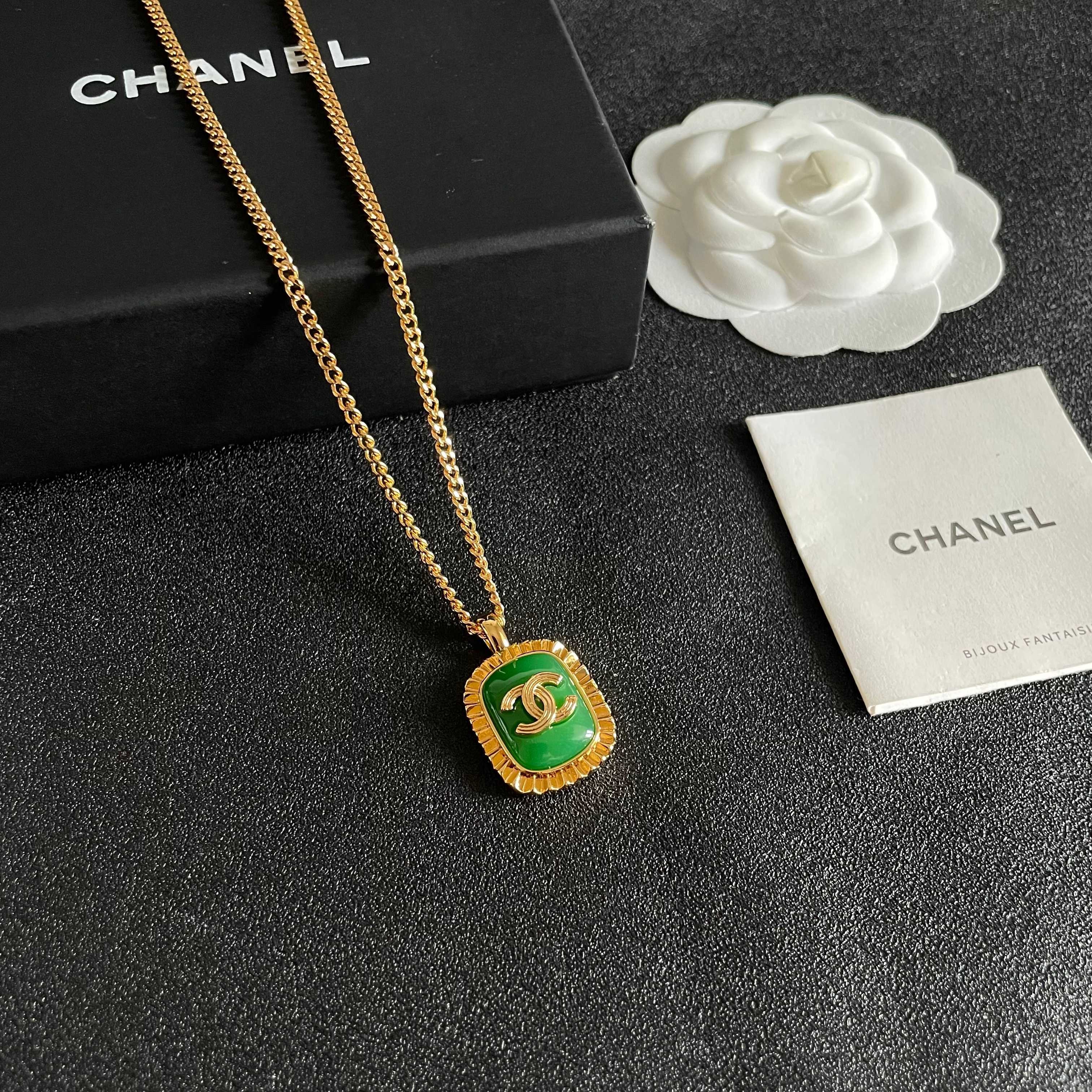 Chanel香奈儿 中古 字母项链👀小香家的款式真心无需多介绍😘🎶每一款都超好看，精致大方，非常显气质.