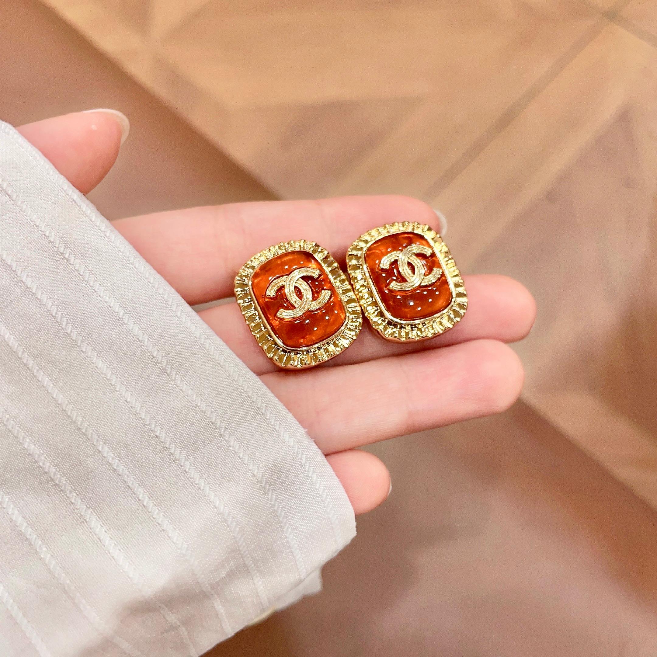Chanel香奈儿 中古 耳钉👀小香家的款式真心无需多介绍😘🎶每一款都超好看，精致大方，非常显气质