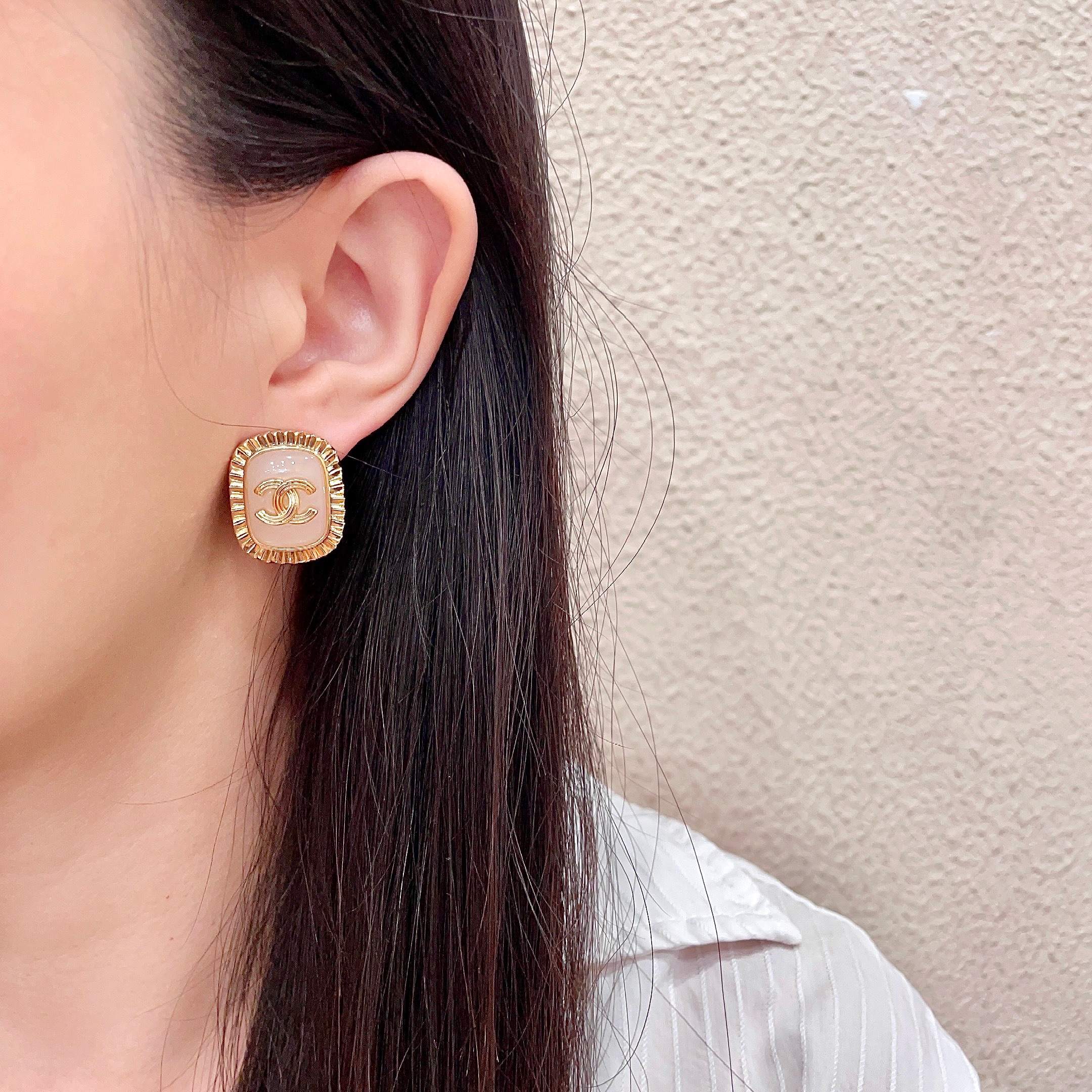 Chanel香奈儿 中古 耳钉👀小香家的款式真心无需多介绍😘🎶每一款都超好看，精致大方，非常显气质