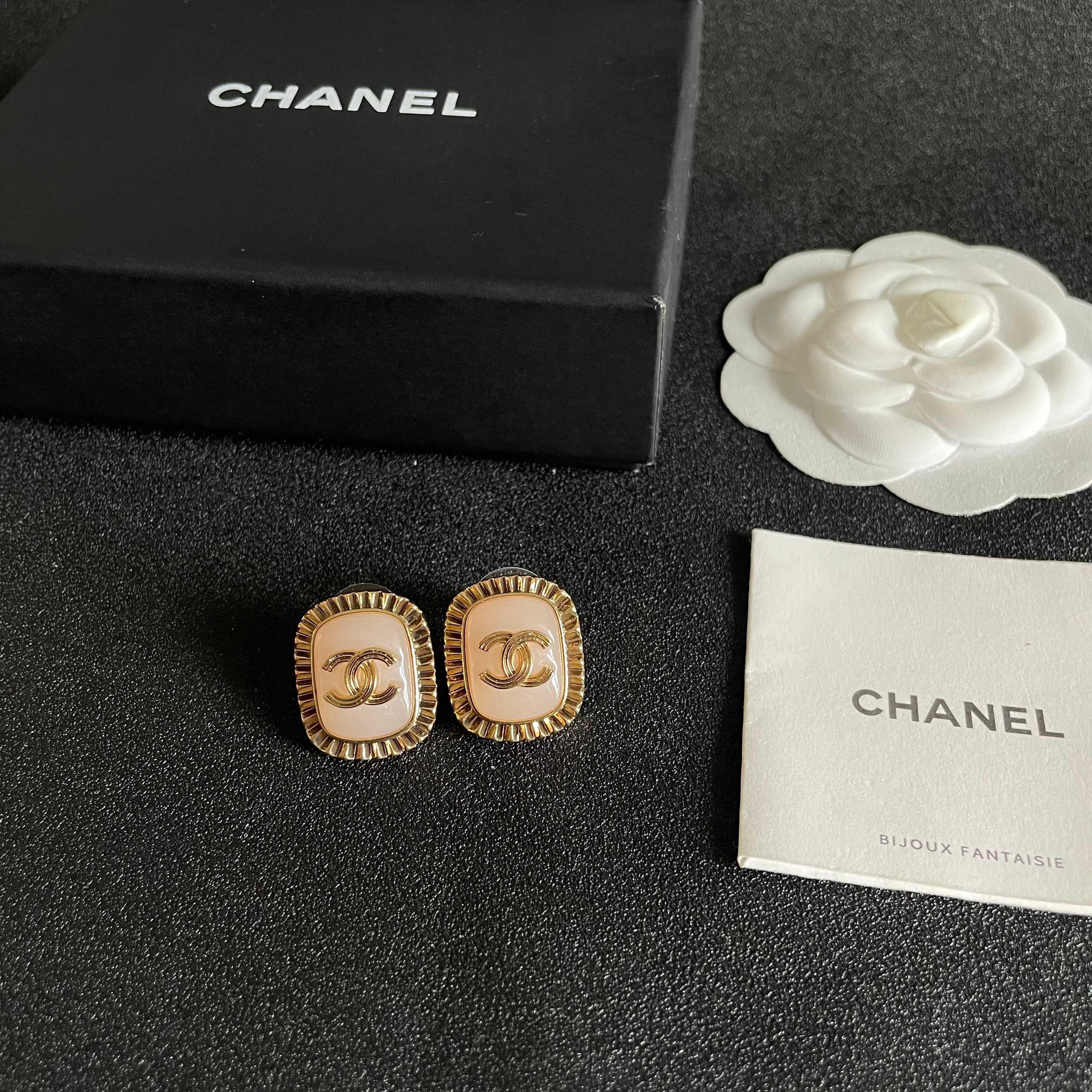 Chanel香奈儿 中古 耳钉👀小香家的款式真心无需多介绍😘🎶每一款都超好看，精致大方，非常显气质