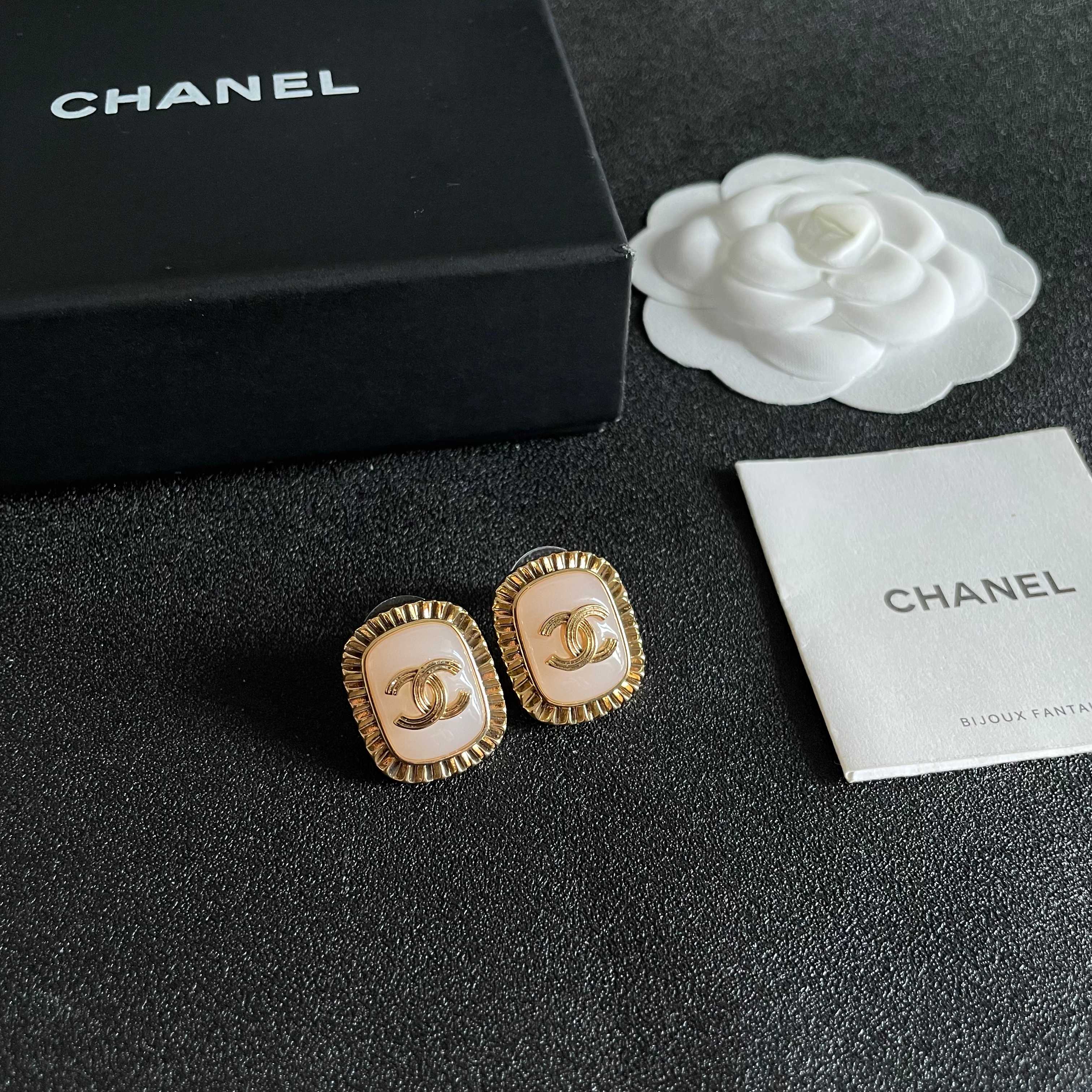 Chanel香奈儿 中古 耳钉👀小香家的款式真心无需多介绍😘🎶每一款都超好看，精致大方，非常显气质
