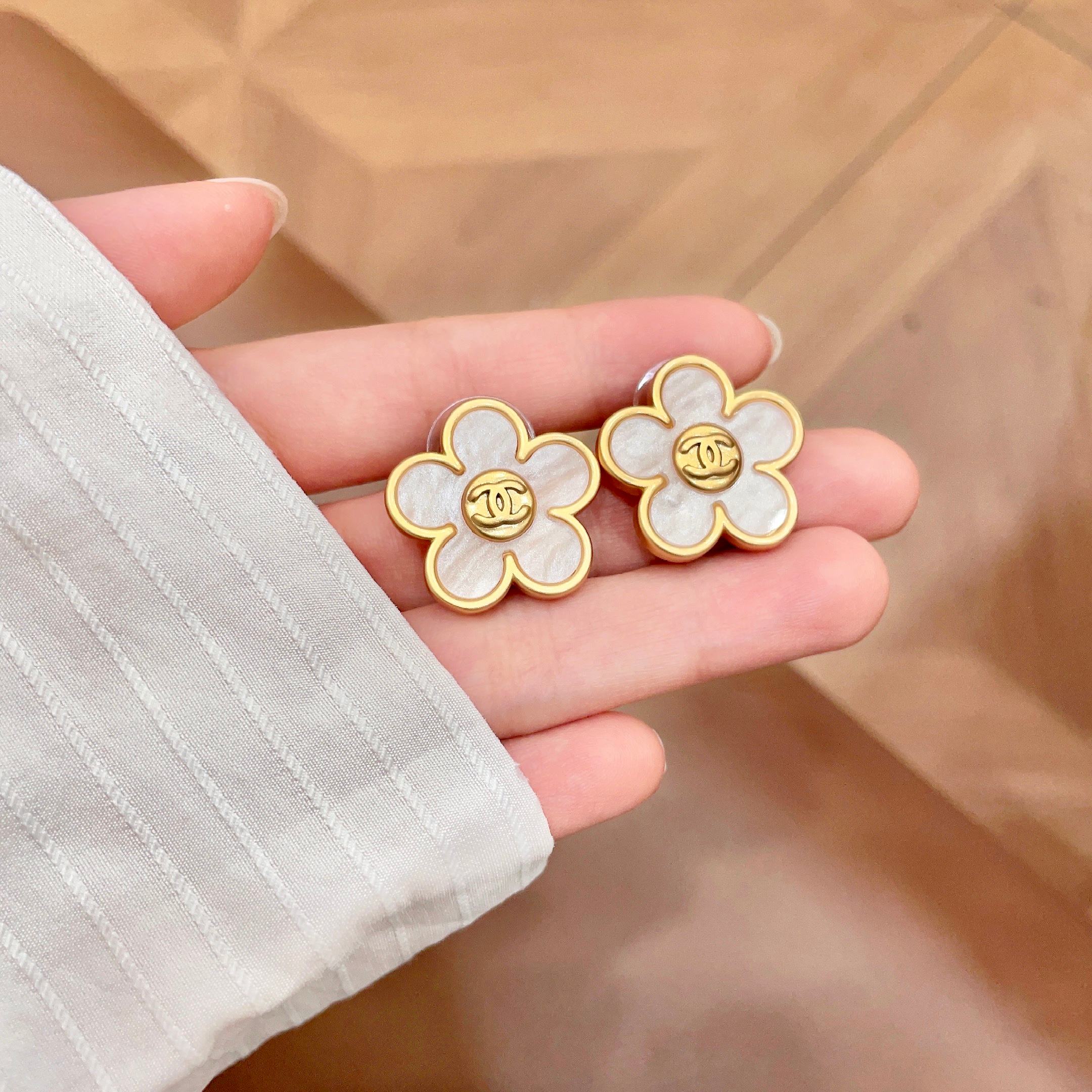 Chanel香奈儿 中古 耳钉👀小香家的款式真心无需多介绍😘🎶每一款都超好看，精致大方，非常显气质