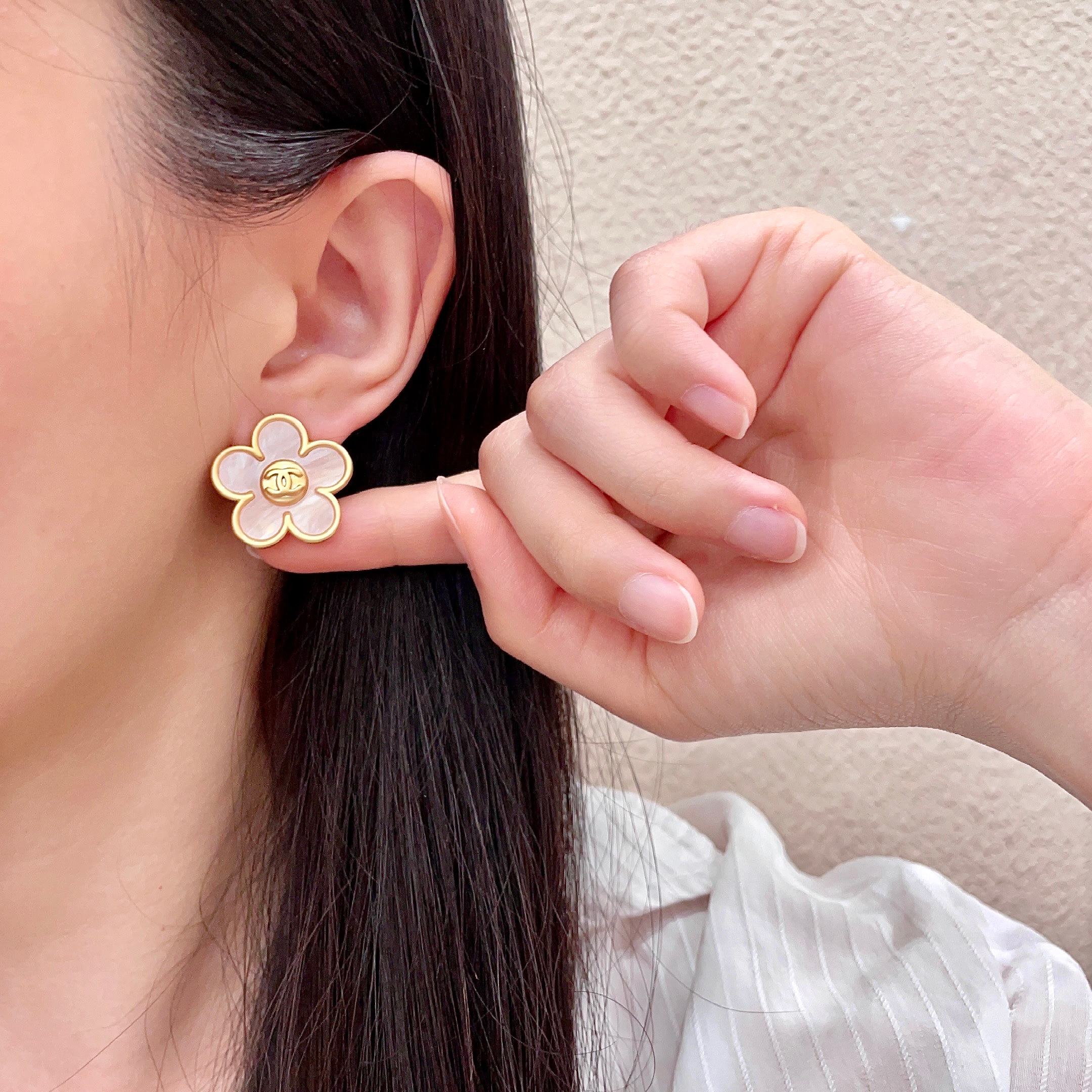 Chanel香奈儿 中古 耳钉👀小香家的款式真心无需多介绍😘🎶每一款都超好看，精致大方，非常显气质