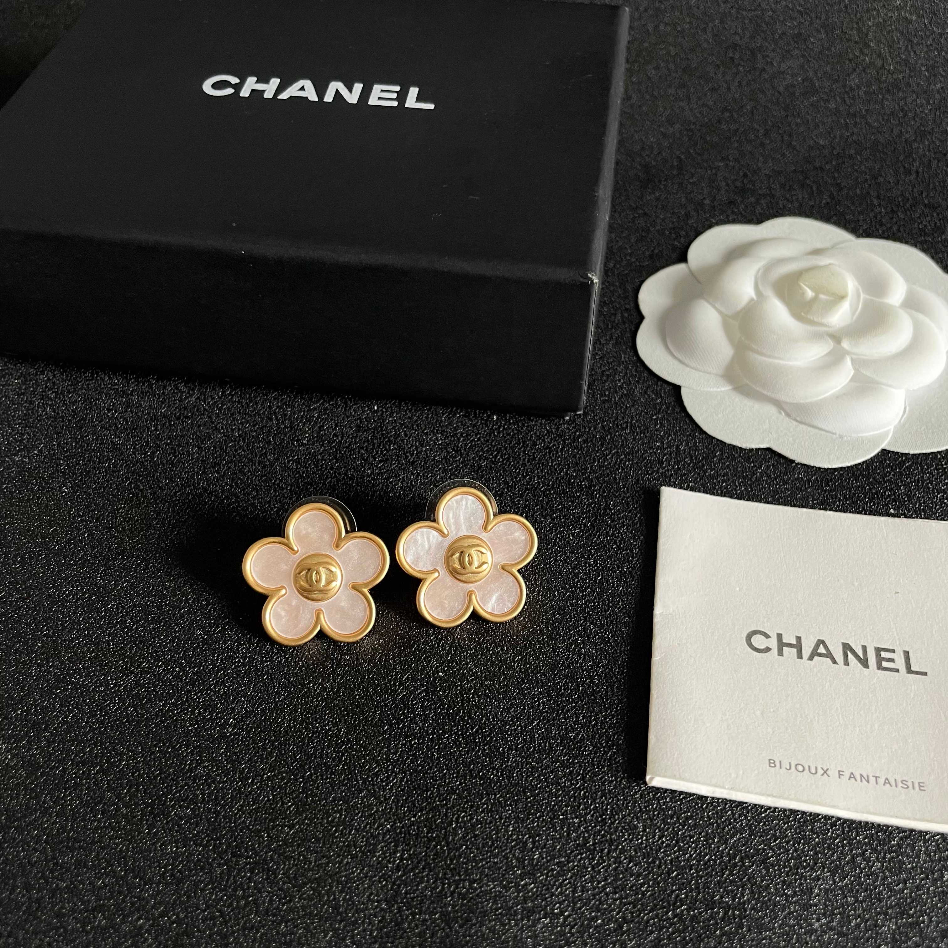Chanel香奈儿 中古 耳钉👀小香家的款式真心无需多介绍😘🎶每一款都超好看，精致大方，非常显气质