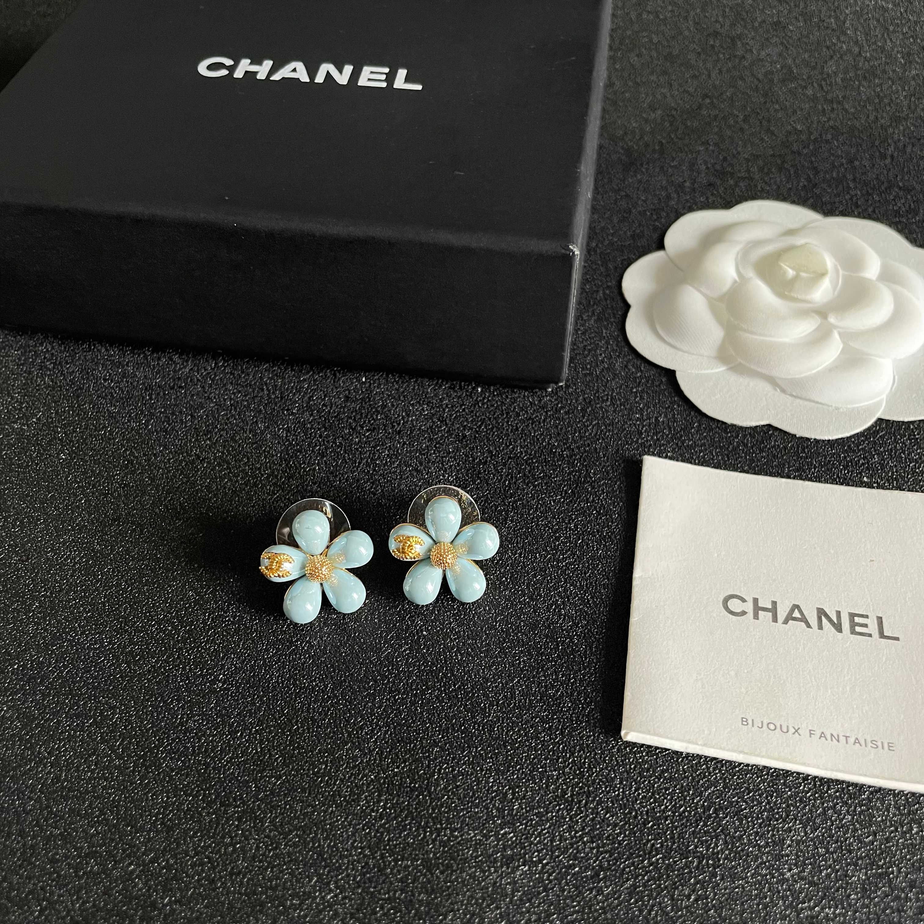 Chanel香奈儿 中古 耳钉👀小香家的款式真心无需多介绍😘🎶每一款都超好看，精致大方，非常显气质