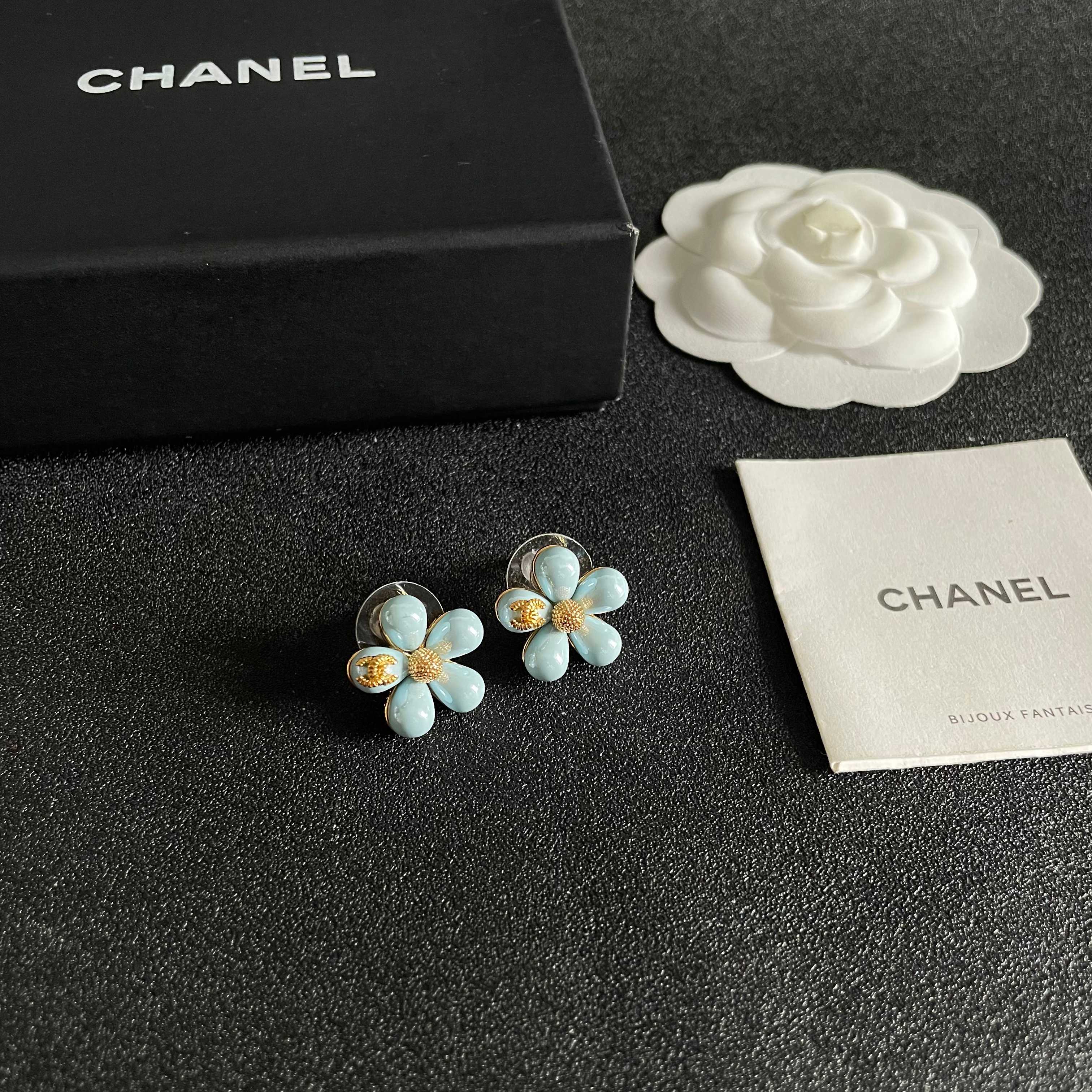 Chanel香奈儿 中古 耳钉👀小香家的款式真心无需多介绍😘🎶每一款都超好看，精致大方，非常显气质