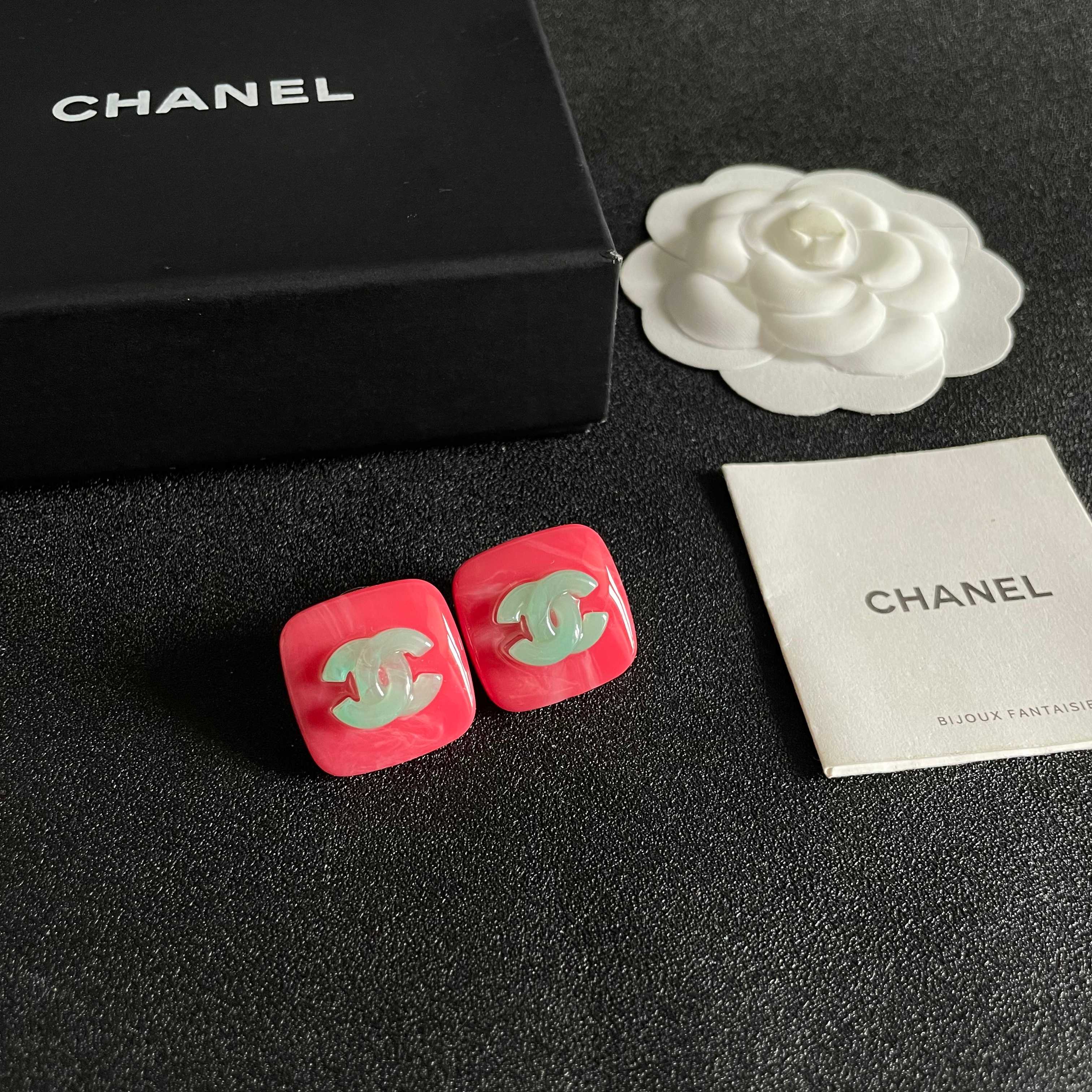 Chanel香奈儿 中古 耳钉👀小香家的款式真心无需多介绍😘🎶每一款都超好看，精致大方，非常显气质