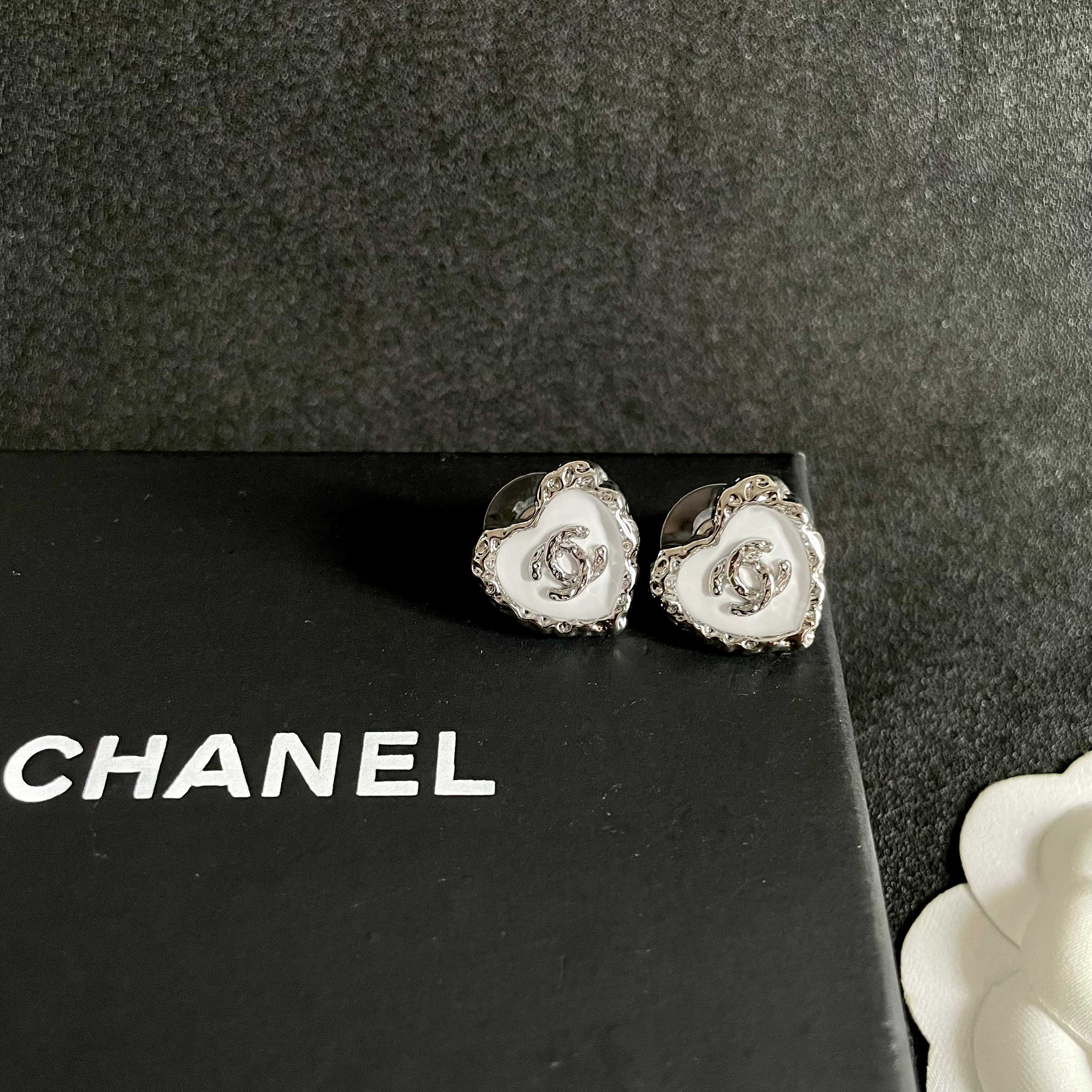 Chanel香奈儿 中古 耳钉👀小香家的款式真心无需多介绍😘🎶每一款都超好看，精致大方，非常显气质